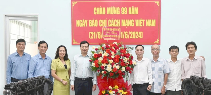 Phó Tổng Biên tập Báo Bình Thuận và 3 phóng viên xin nghỉ trước tuổi- Ảnh 1.