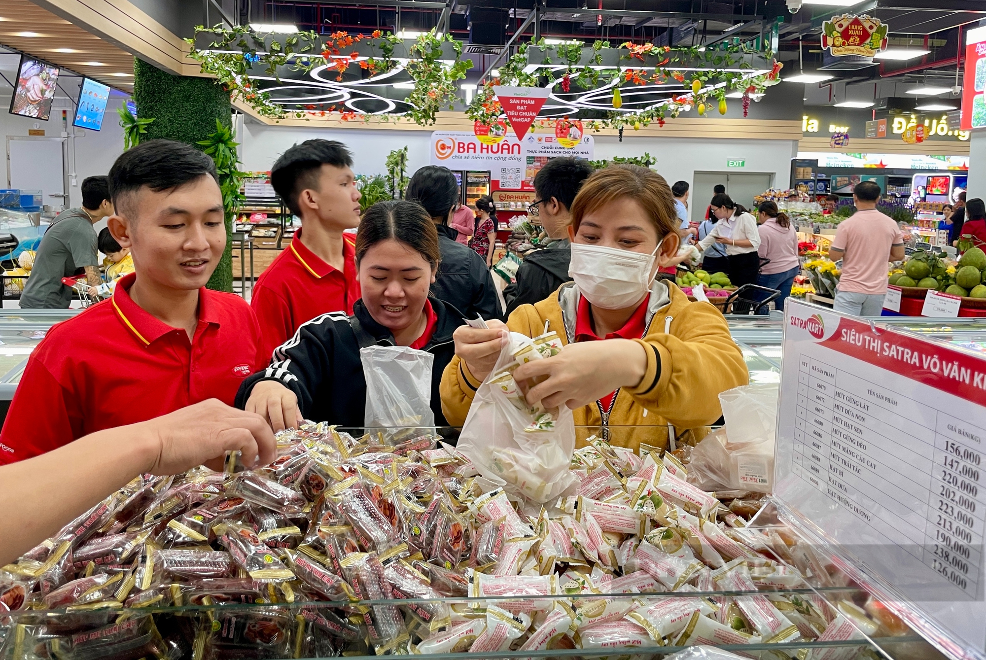 Đổ xô gom hàng Tết siêu giảm giá - Ảnh 6.