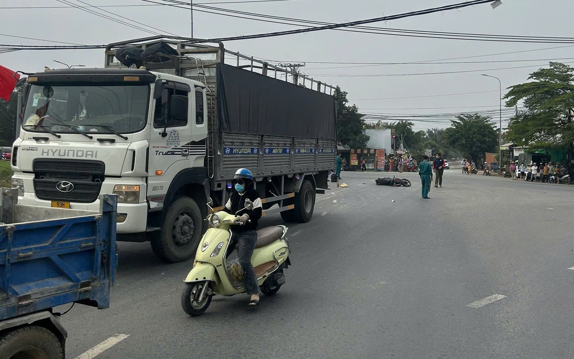 Chạy xe máy tốc độ cao đâm vào xe đưa rước công nhân, nam thanh niên tử vong tại chỗ- Ảnh 2.