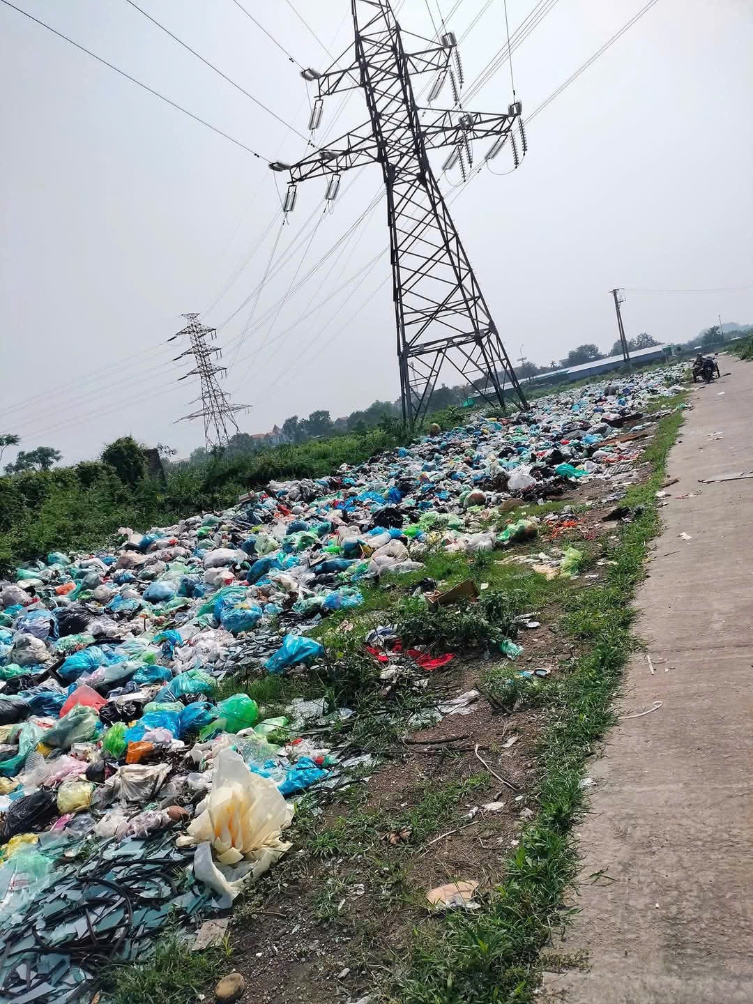 Hải Phòng: Bãi rác bốc mùi hôi thối, đốt suốt ngày đêm khiến người dân khốn khổ- Ảnh 1.