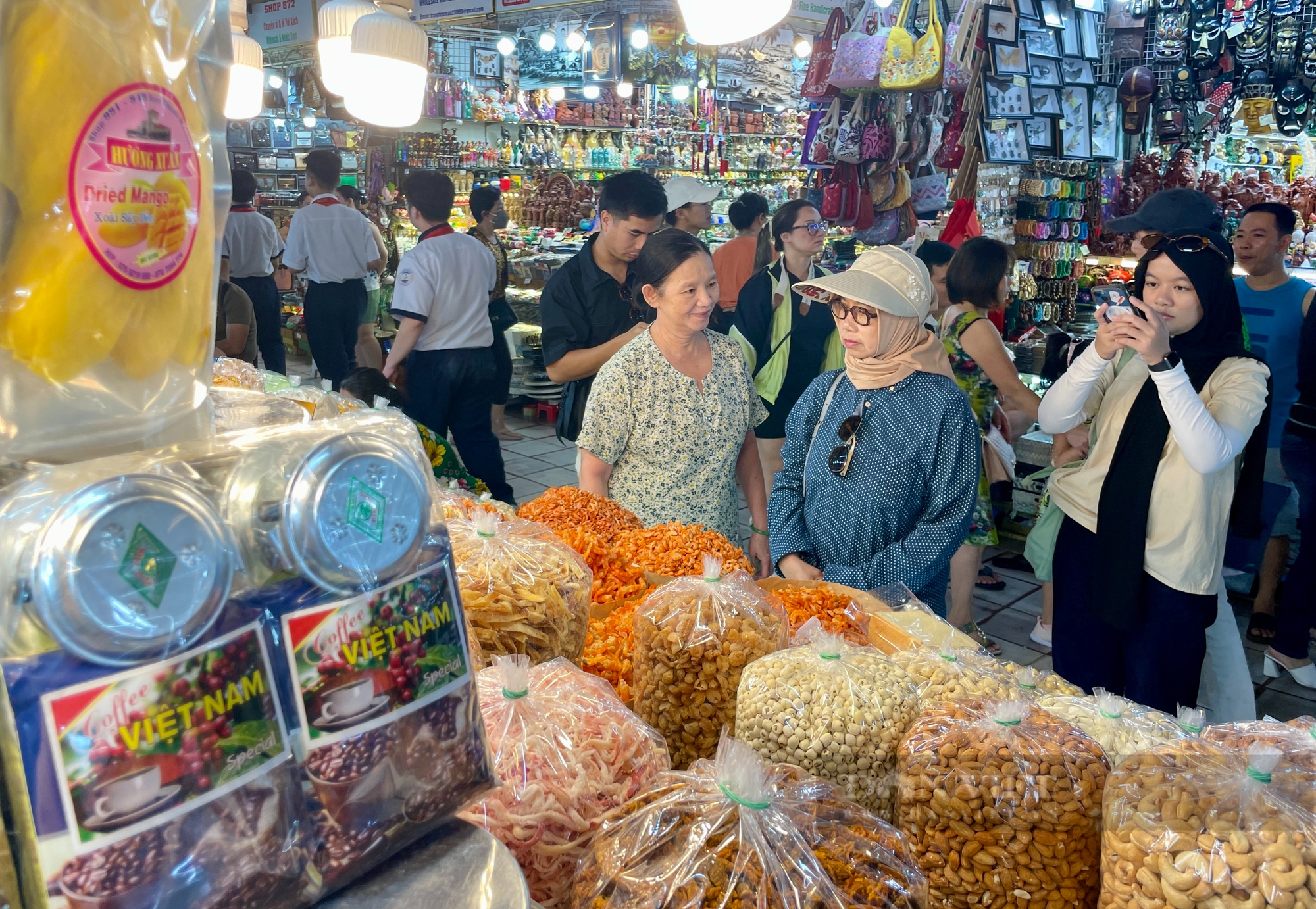 Chợ Bến Thành rực rỡ mai vàng đón Tết, du khách tấp nập check-in, mua sắm- Ảnh 4.