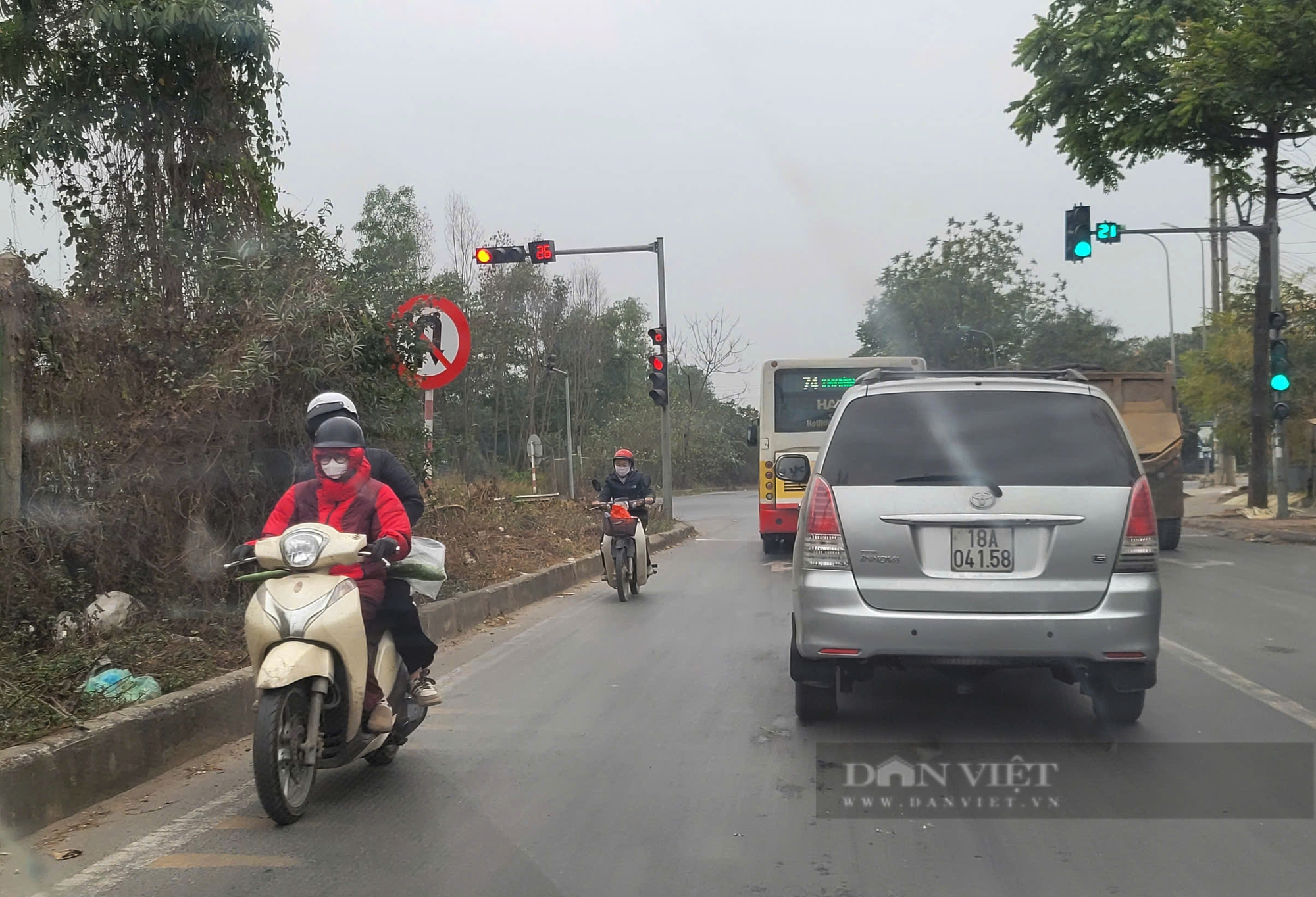 Đường gom Đại lộ Thăng Long: Hàng loạt xe máy vẫn ngang nhiên đi ngược chiều bất chấp lệnh cấm- Ảnh 2.