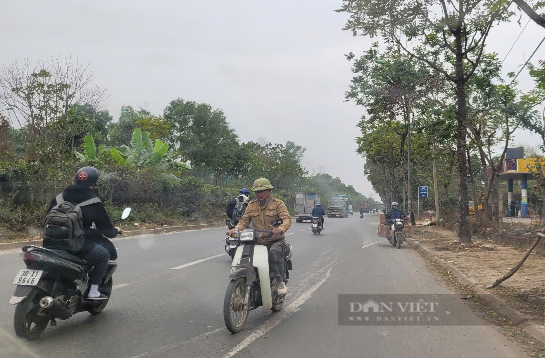 Đường gom Đại lộ Thăng Long: Hàng loạt xe máy vẫn ngang nhiên đi ngược chiều bất chấp lệnh cấm- Ảnh 6.