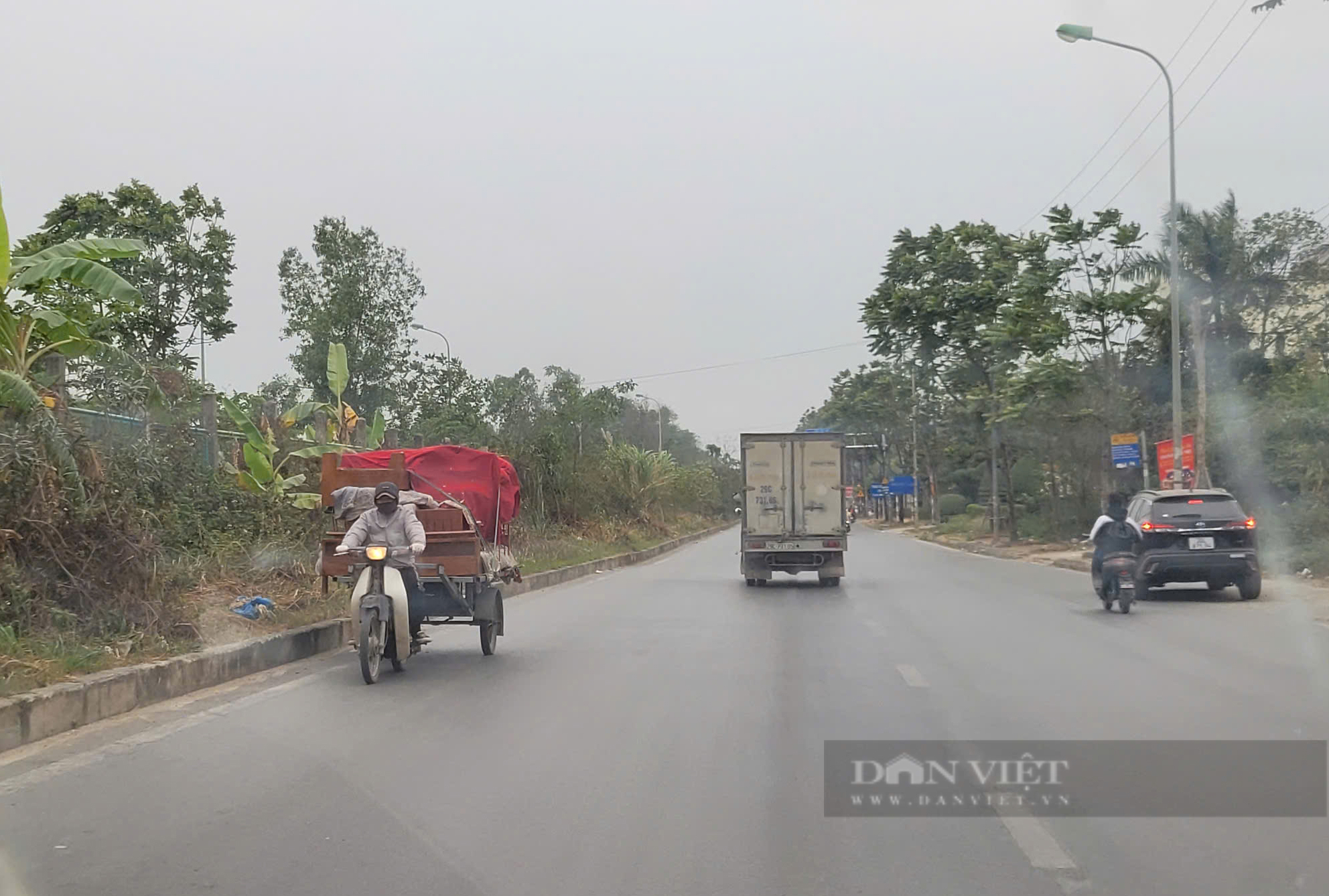 Đường gom Đại lộ Thăng Long: Hàng loạt xe máy vẫn ngang nhiên đi ngược chiều bất chấp lệnh cấm- Ảnh 3.