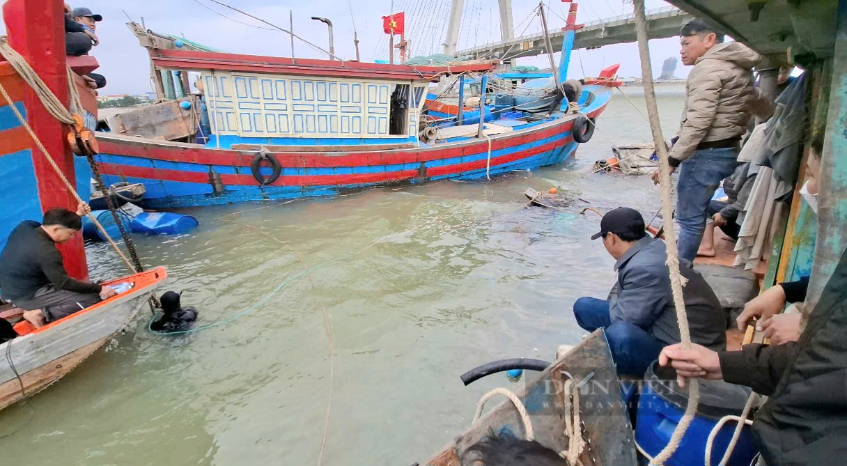 Quảng Bình: Một tàu cá bị phá nước chìm xuống sông, các ngư dân trong "tổ đoàn kết" tới cứu giúp - Ảnh 1.