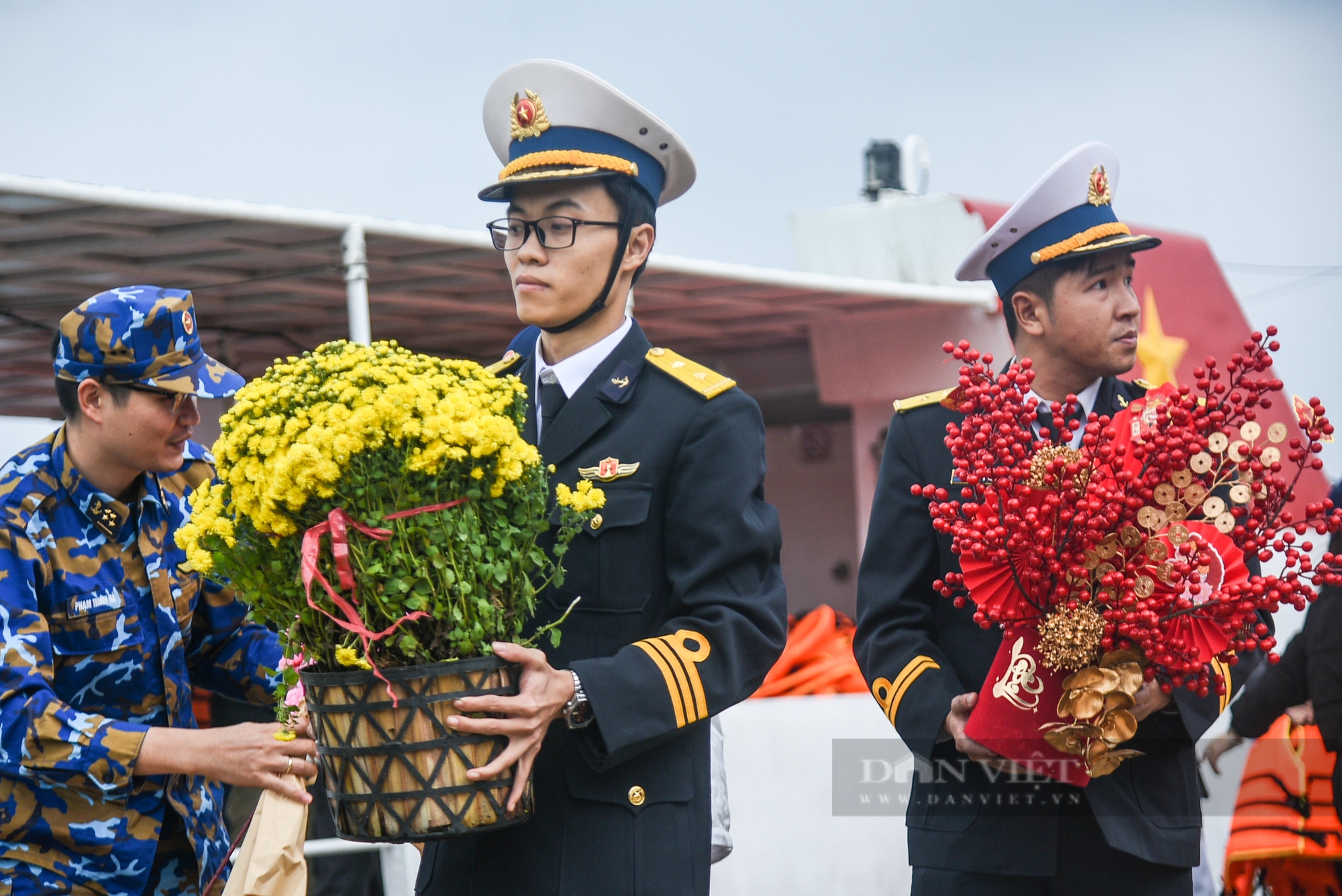 Hành trình vượt sóng lớn đem Tết ra các đảo tiền tiêu của Tổ quốc - Ảnh 28.