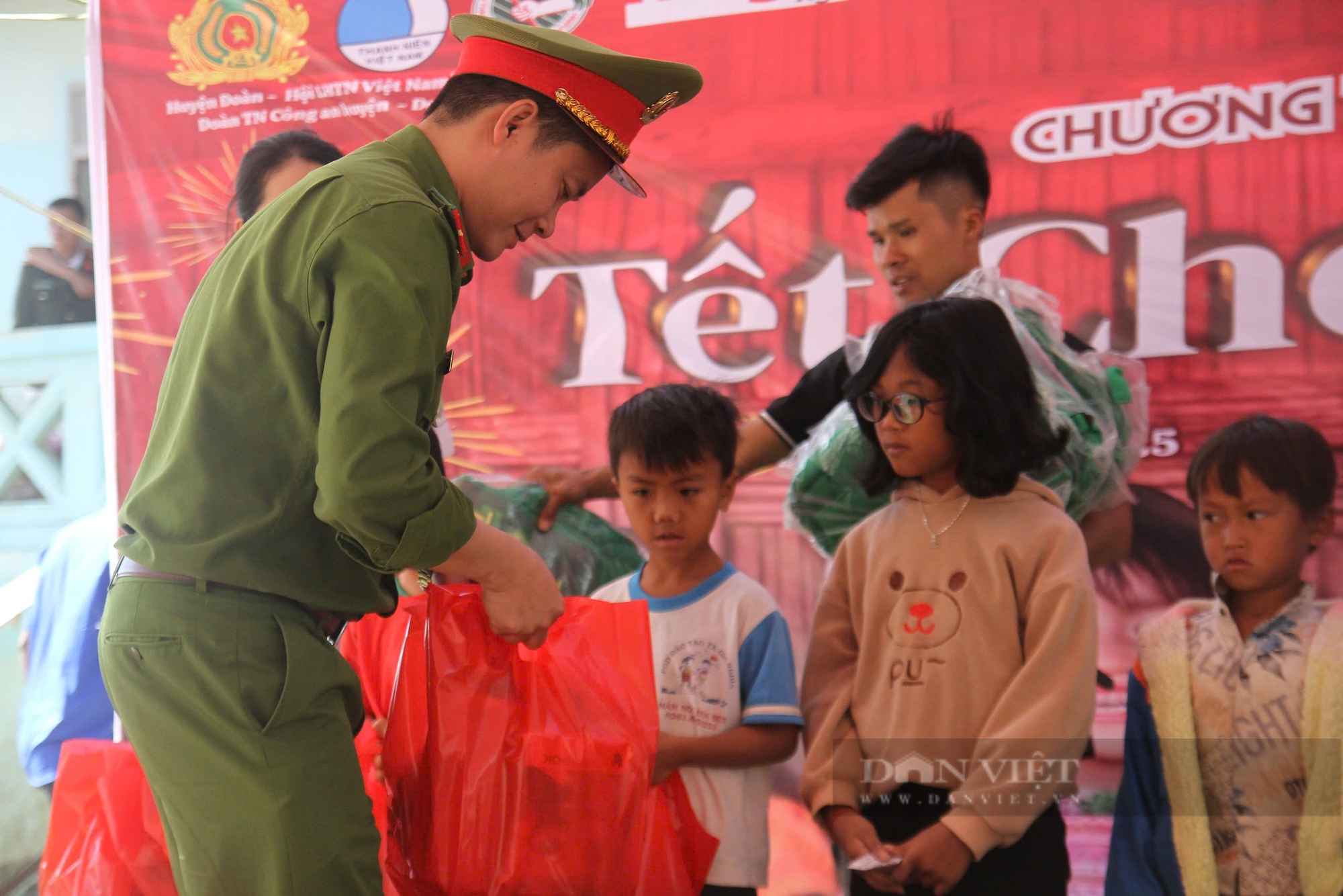 Tặng 400 phần quà cho học sinh nghèo Đắk Nông- Ảnh 5.