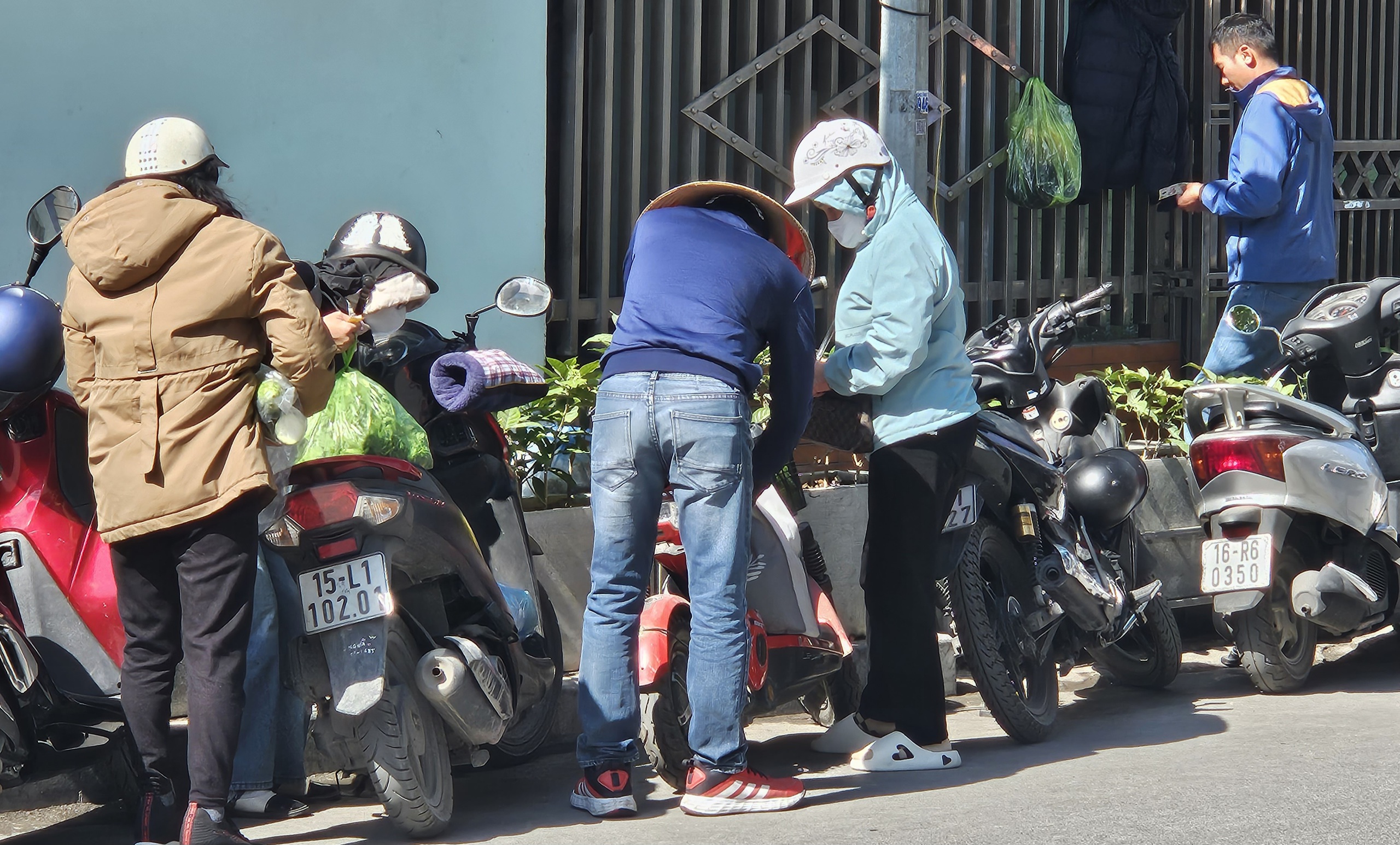 Quận Lê Chân (Hải Phòng): Lòng đường và vỉa hè biến thành chỗ gửi xe thu tiền- Ảnh 3.