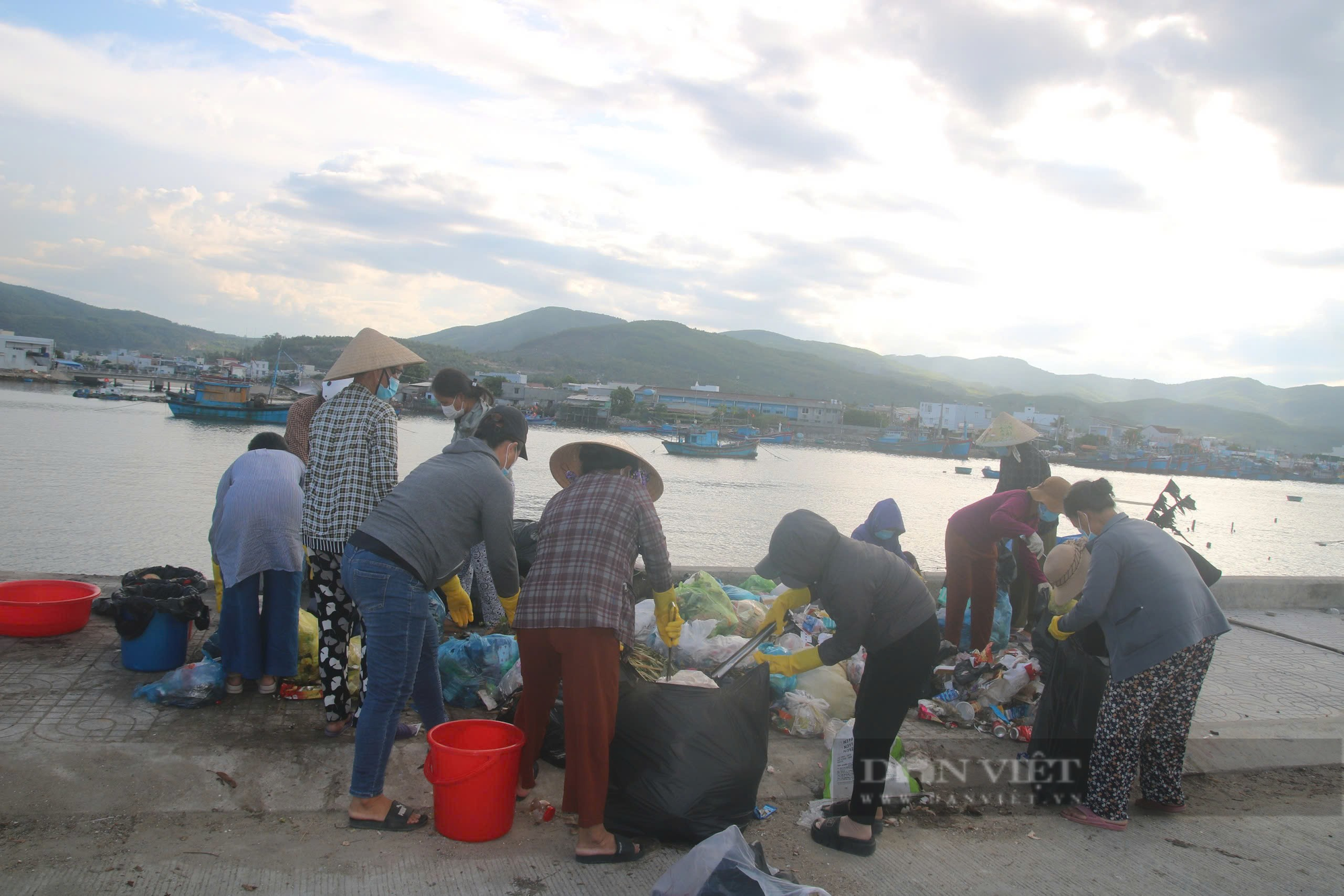 Nông dân Quảng Ngãi thi đua lao động sản xuất, chung tay xây dựng nông thôn mới - Ảnh 3.