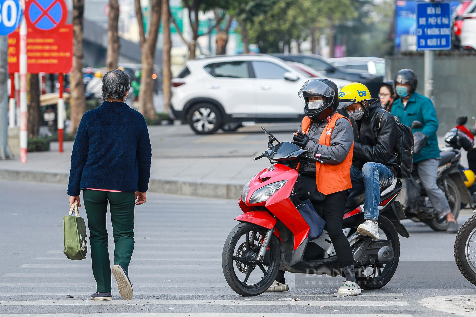 Phớt lờ mức phạt 6 triệu, nhiều người vẫn vô tư vượt đèn đỏ, lái xe trên vỉa hè - Ảnh 10.