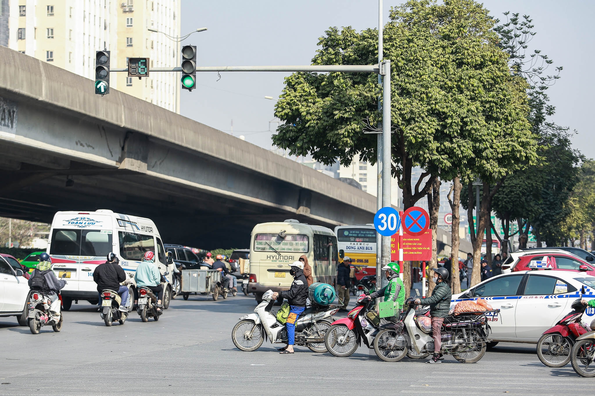 Phớt lờ mức phạt 6 triệu, nhiều người vẫn vô tư vượt đèn đỏ, lái xe trên vỉa hè - Ảnh 15.