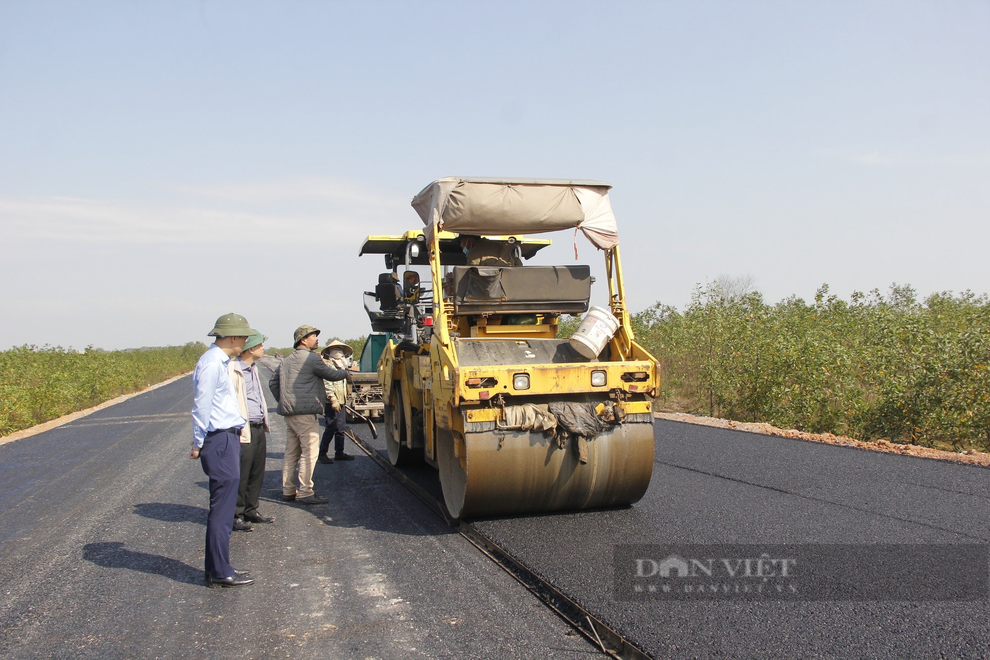 Dự án đường tránh gần 400 tỷ đồng ở Quảng Trị thảm những mét nhựa đầu tiên- Ảnh 2.