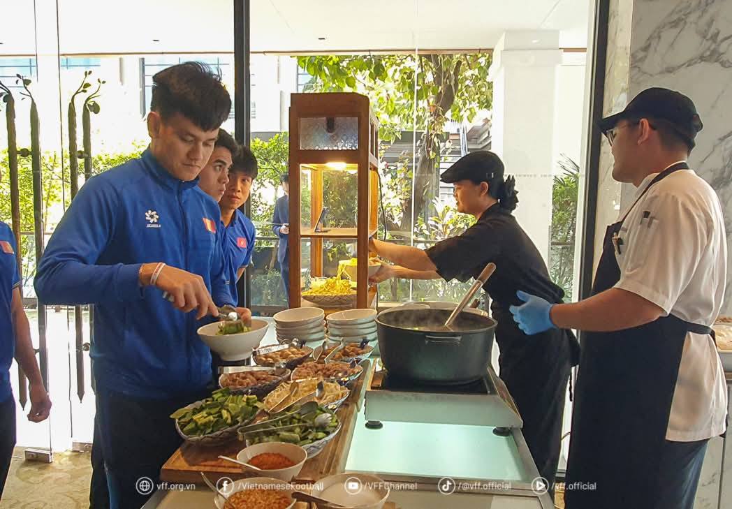 Tin sáng (13/1): HLV Kim Sang-sik nhận tin “sét đánh” về Hồ Tấn Tài - Ảnh 1.