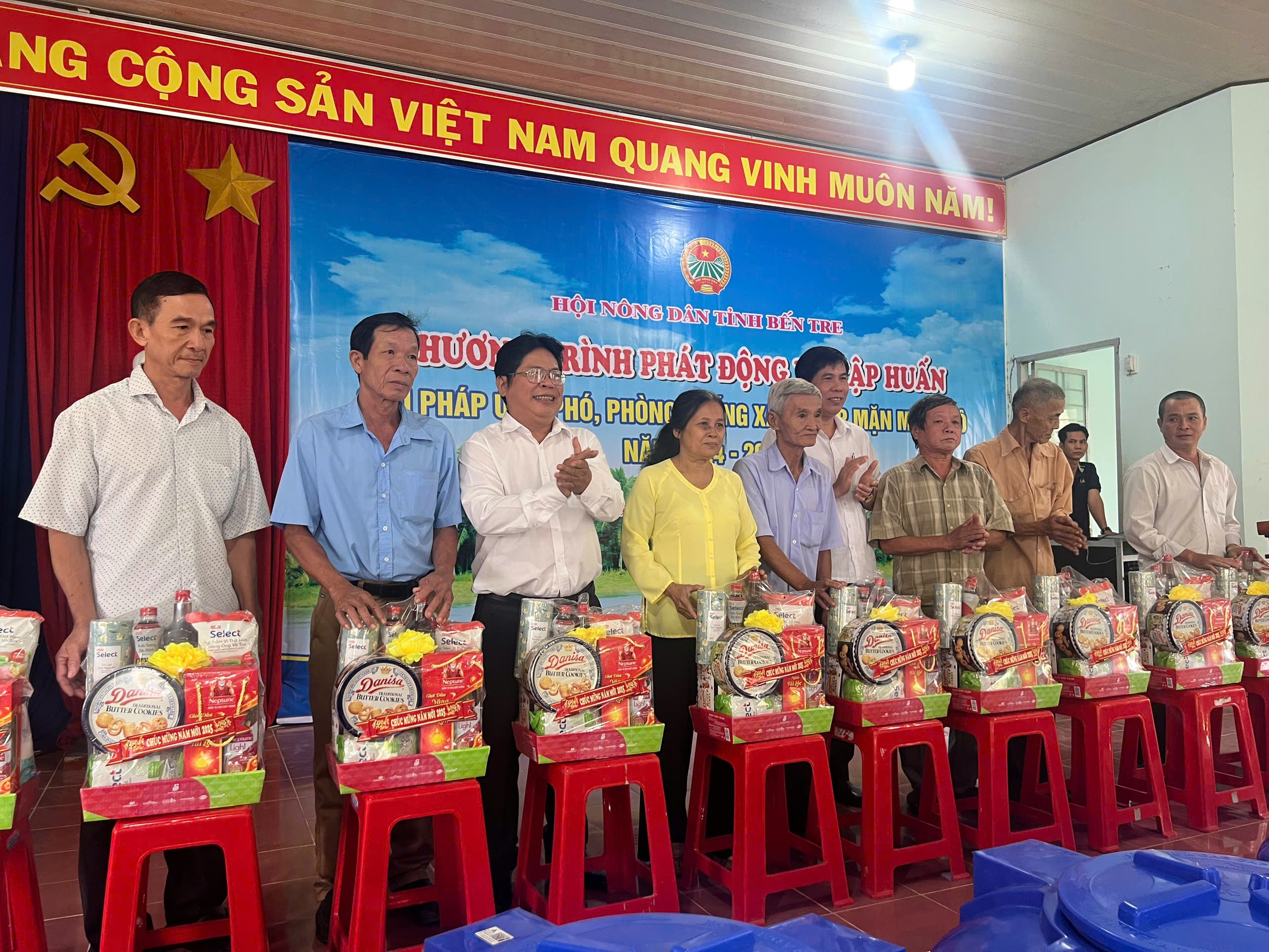 Hội Nông dân tỉnh Bến Tre phát động và tập huấn giải pháp ứng phó, phòng chống xâm nhập mặn mùa khô 2024 – 2025 - Ảnh 1.