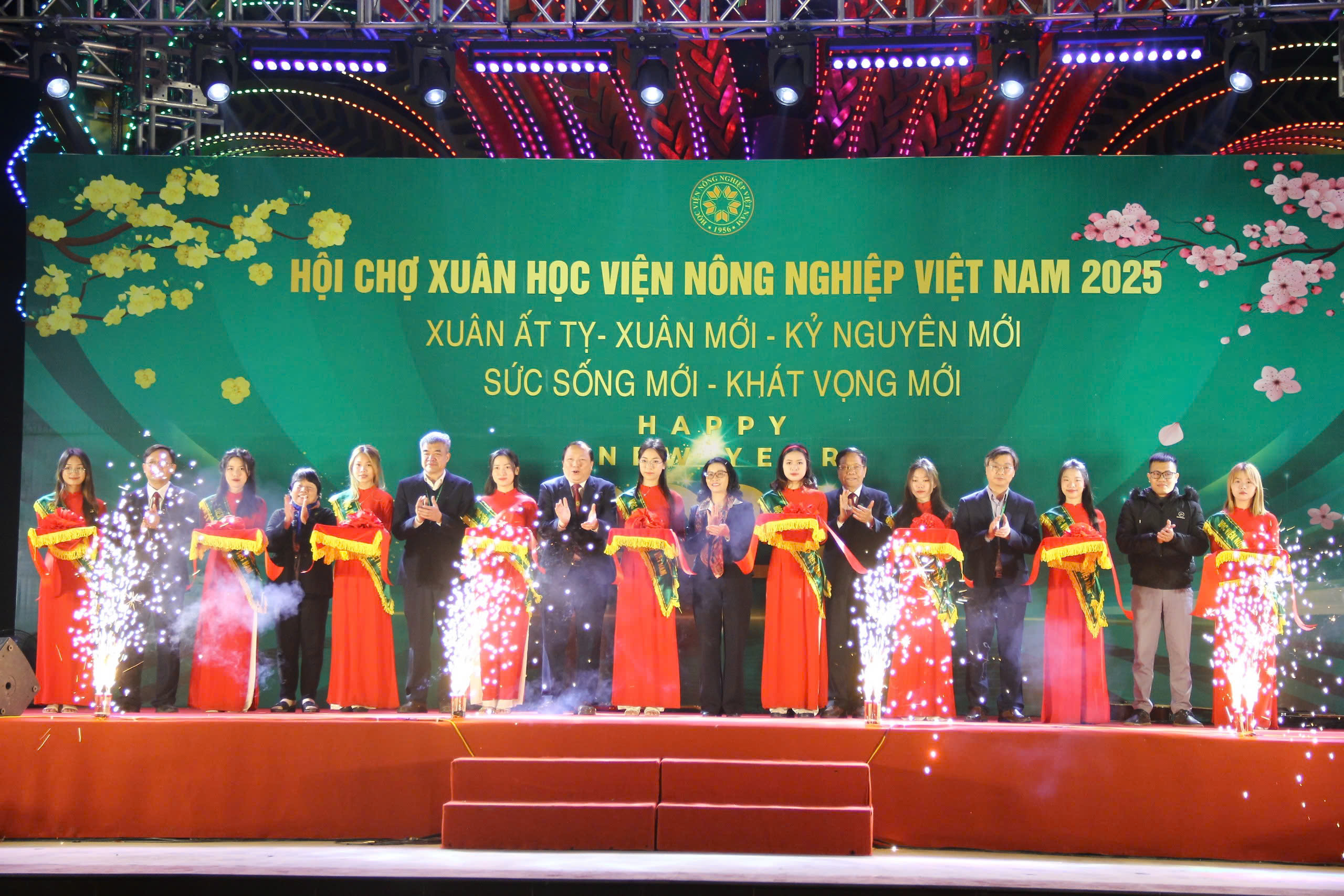 Học viện Nông nghiệp Việt Nam mở lễ hội xuân - Ảnh 1.