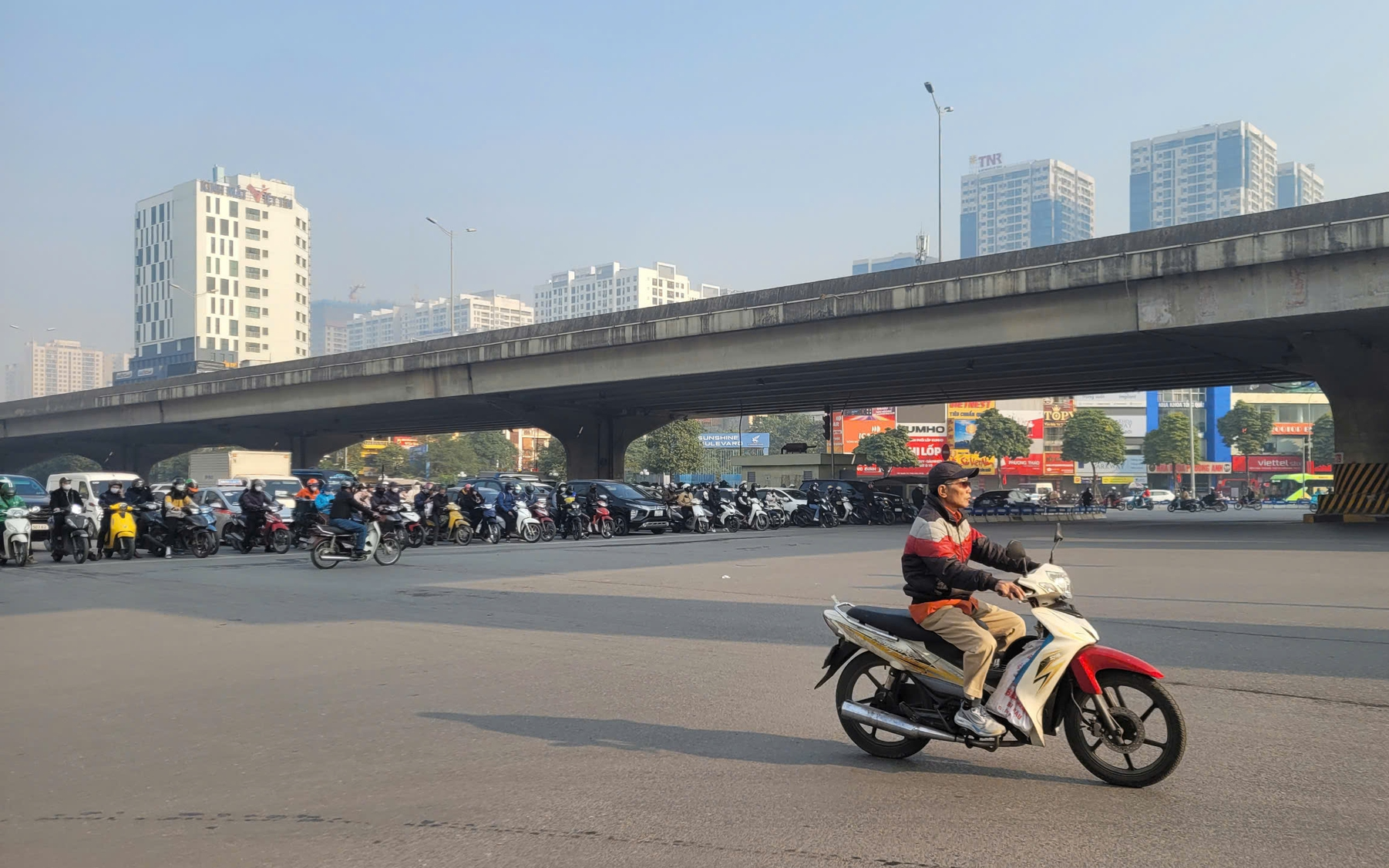 Đèn đang đỏ bất ngờ chuyển xanh: Phó Giám đốc Sở GTVT Hà Nội nêu lý do bất ngờ- Ảnh 3.