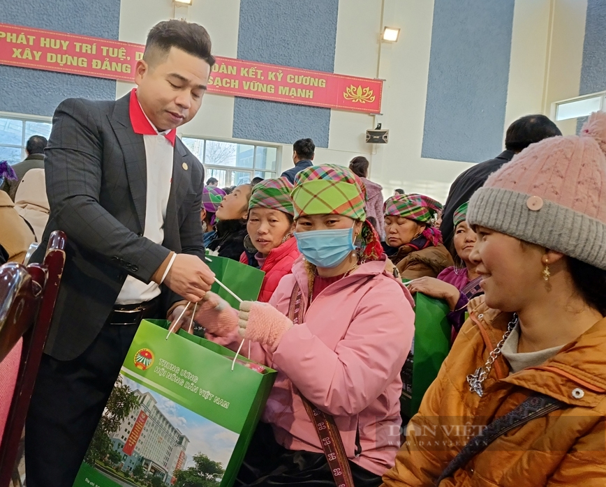 Chủ tịch Hội NDVN Lương Quốc Đoàn thăm, tặng quà Tết cho hội viên, nông dân có hoàn cảnh khó khăn ở Lào Cai- Ảnh 4.