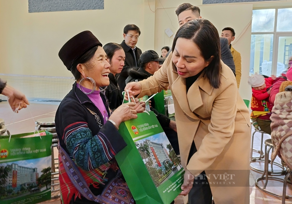 Chủ tịch Hội NDVN Lương Quốc Đoàn thăm, tặng quà Tết cho hội viên, nông dân có hoàn cảnh khó khăn ở Lào Cai- Ảnh 5.