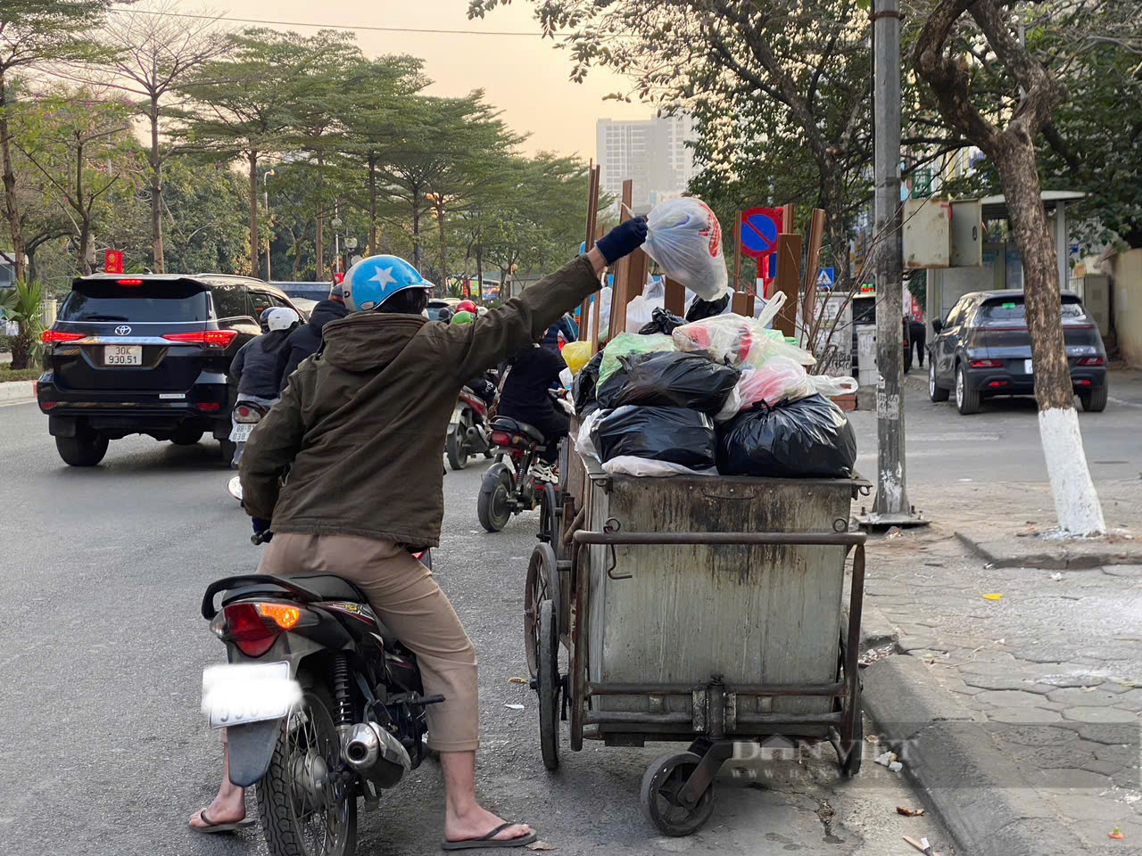  Phân loại rác thải tại nguồn ở Hà Nội: Rác thải vẫn ngổn ngang ở bãi tập kết - Ảnh 5.