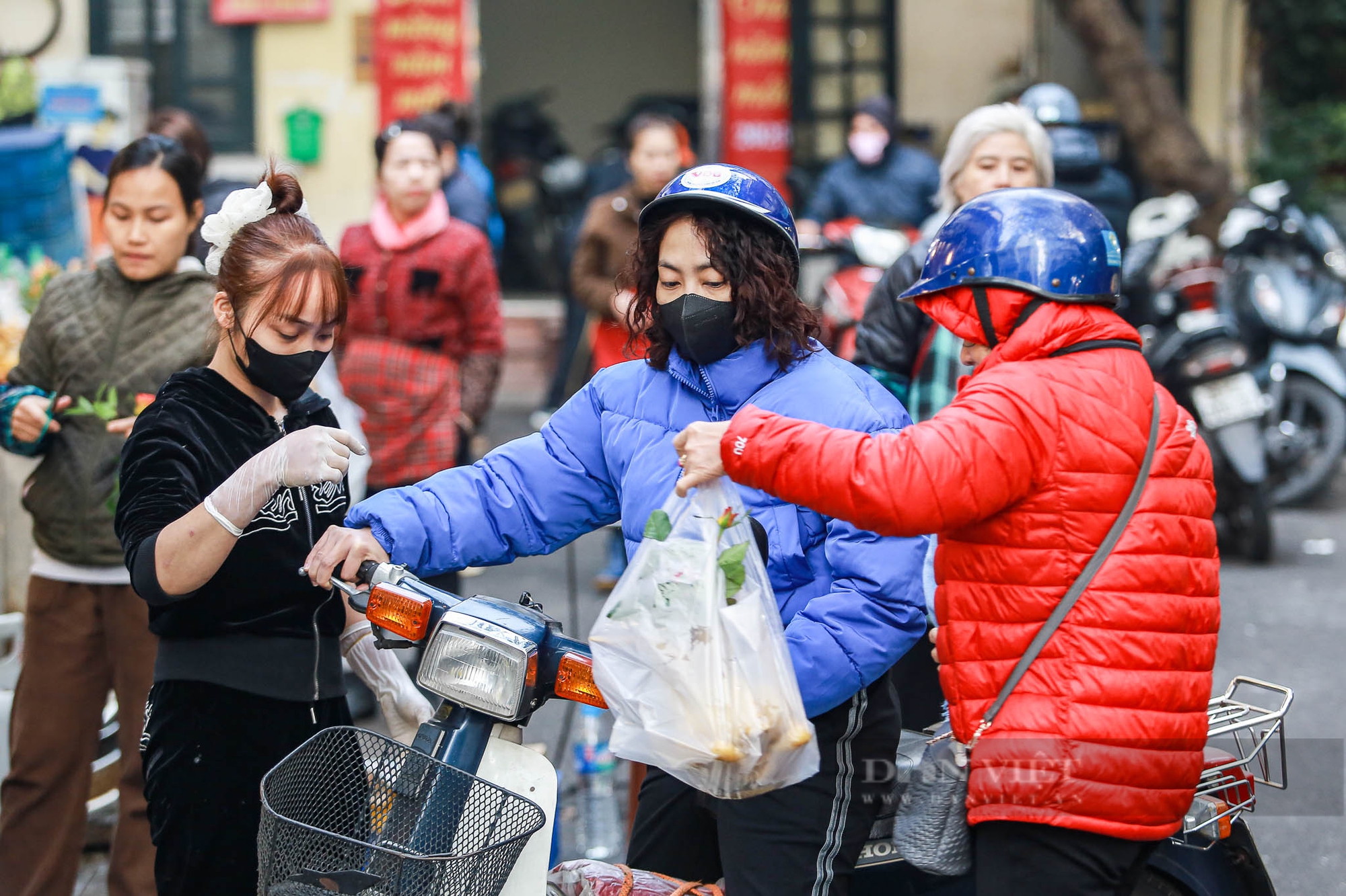 Người Hà Nội chi nửa triệu đồng mua gà ngậm hoa hồng cúng Rằm tháng Chạp ở "chợ nhà giàu" - Ảnh 9.