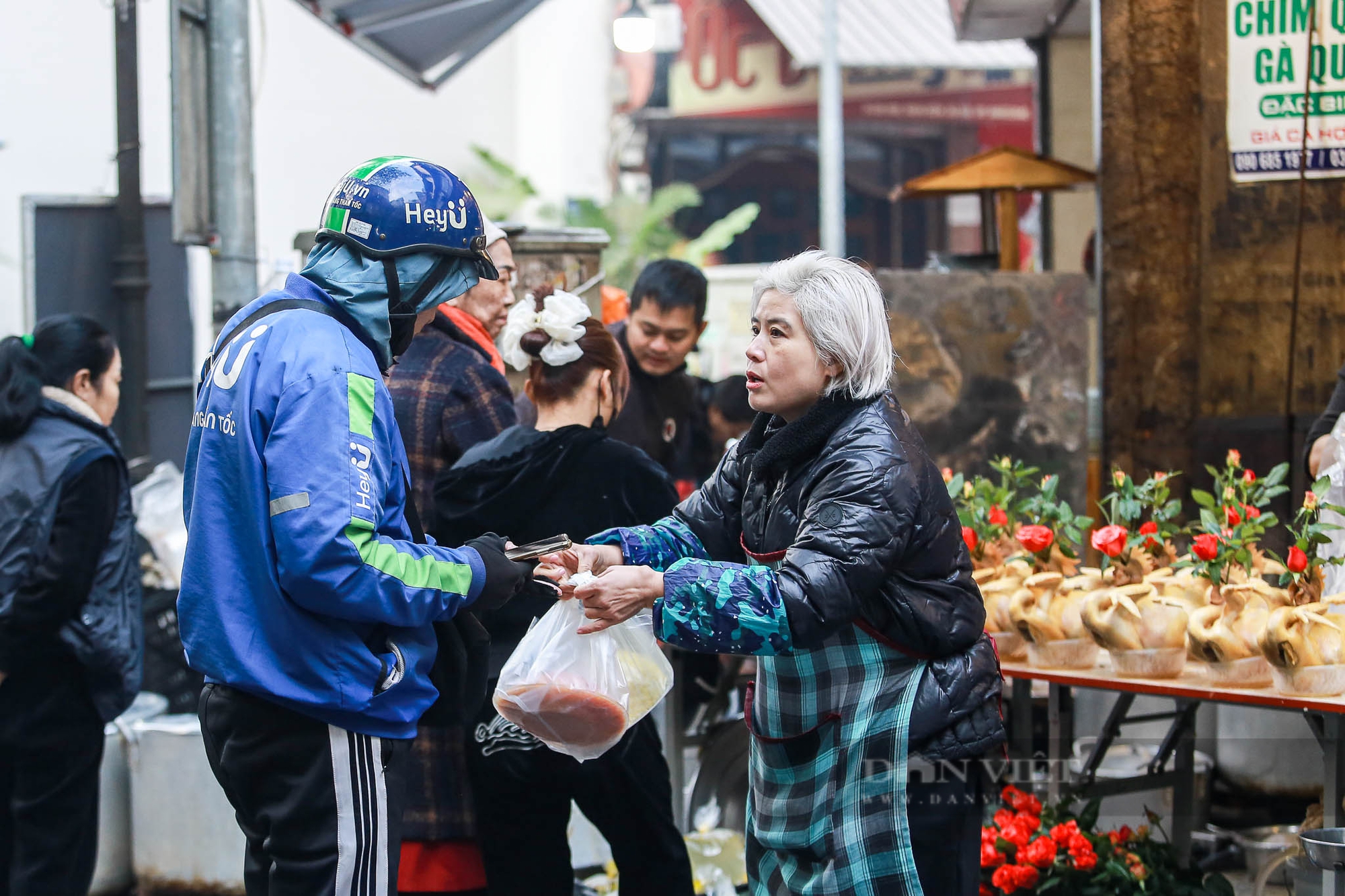 Người Hà Nội chi nửa triệu đồng mua gà ngậm hoa hồng cúng Rằm tháng Chạp ở "chợ nhà giàu" - Ảnh 10.