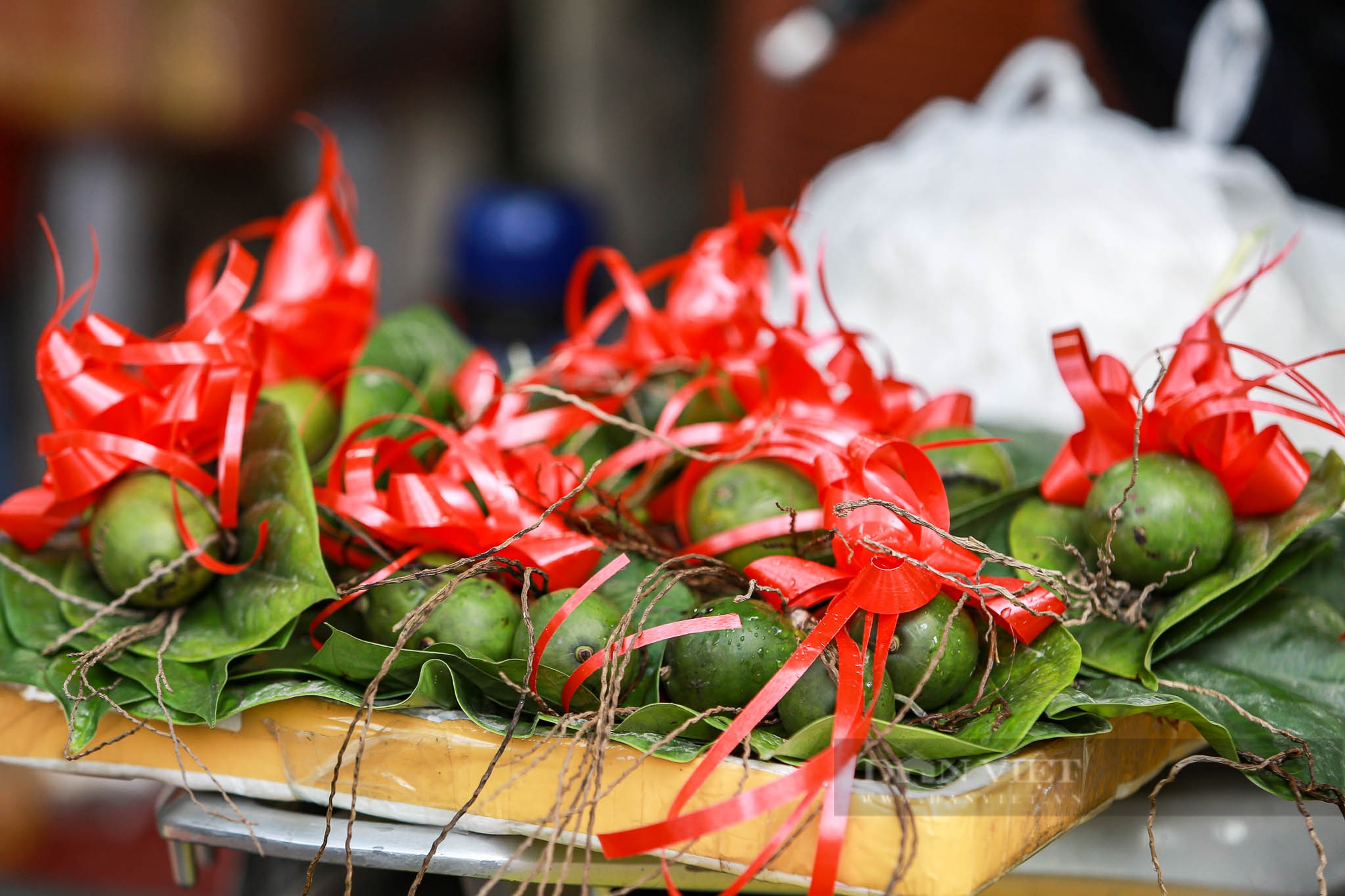 Người Hà Nội chi nửa triệu đồng mua gà ngậm hoa hồng cúng Rằm tháng Chạp ở "chợ nhà giàu" - Ảnh 14.