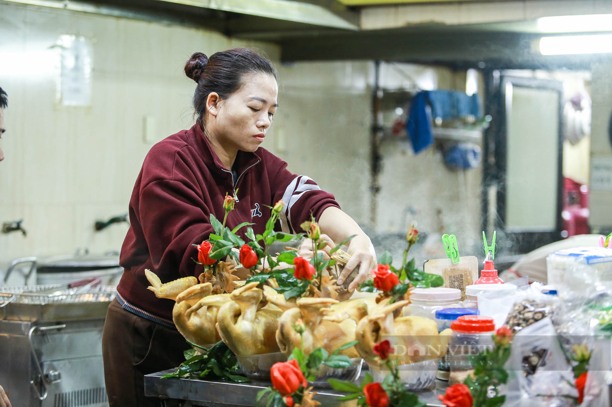 Người Hà Nội chi nửa triệu đồng mua gà ngậm hoa hồng cúng Rằm tháng Chạp ở "chợ nhà giàu" - Ảnh 5.