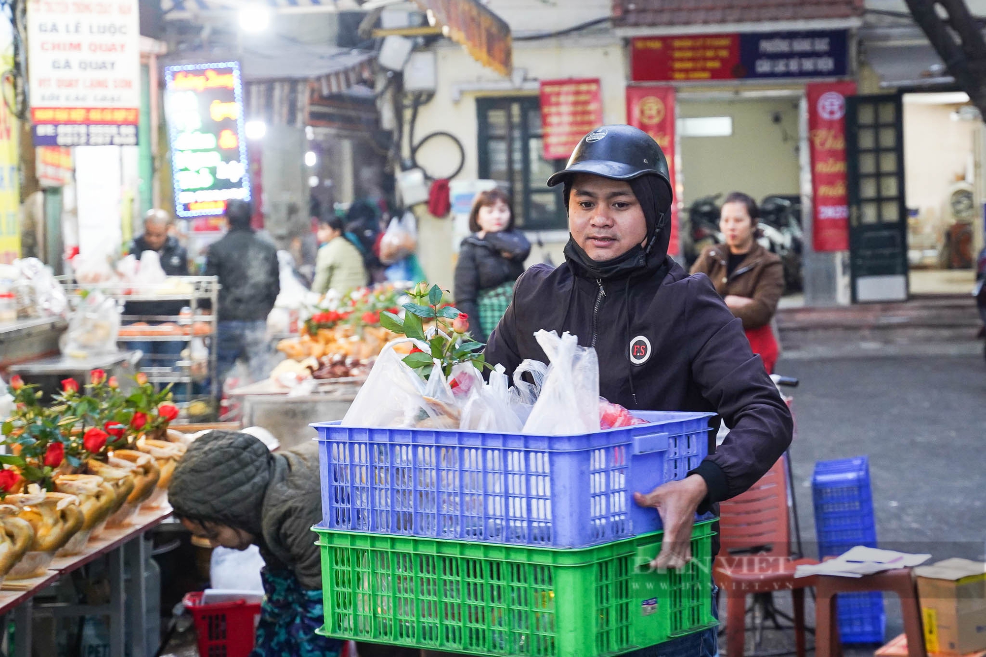 Người Hà Nội chi nửa triệu đồng mua gà ngậm hoa hồng cúng Rằm tháng Chạp ở "chợ nhà giàu" - Ảnh 11.