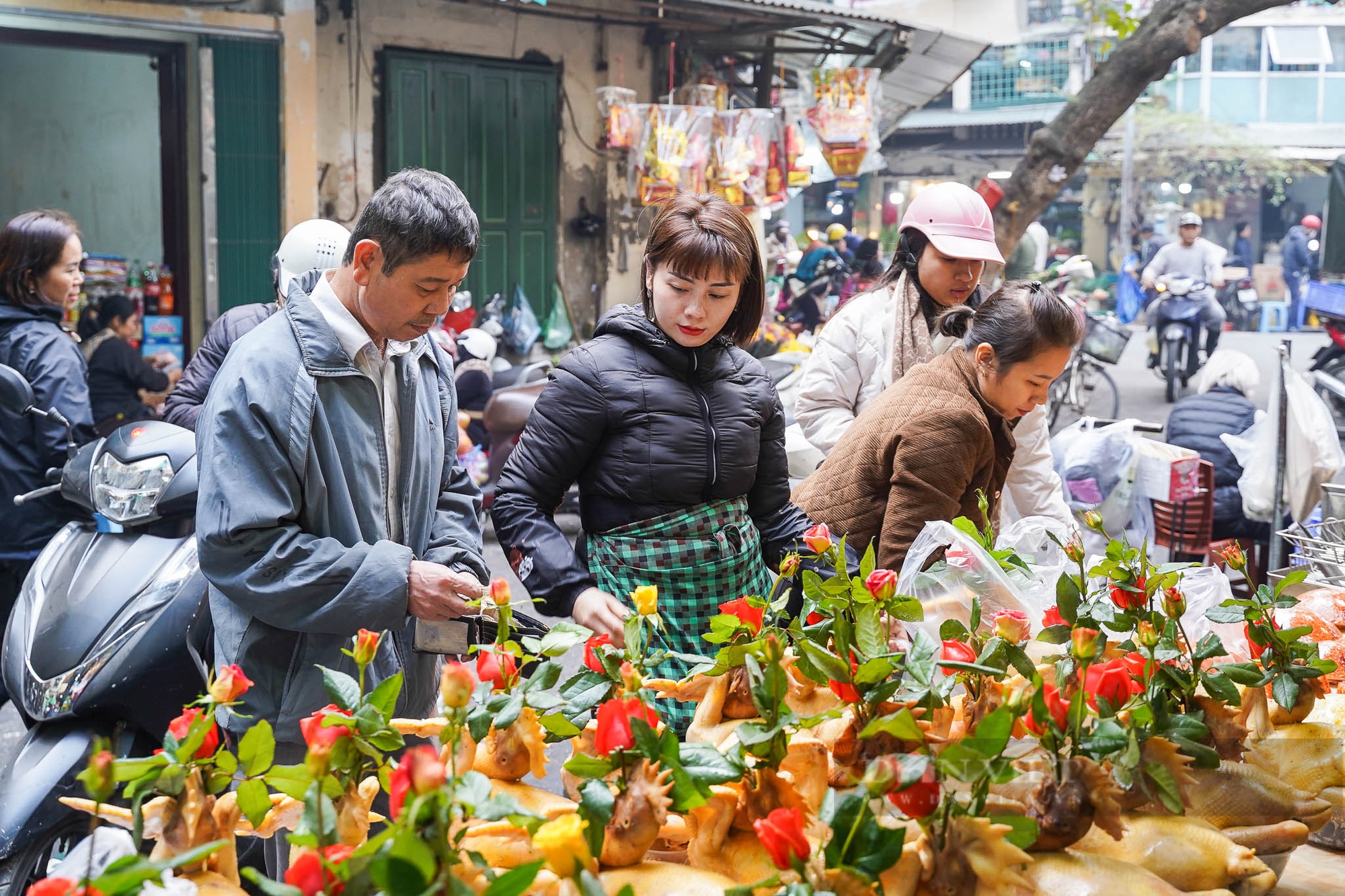 Người Hà Nội chi nửa triệu đồng mua gà ngậm hoa hồng cúng Rằm tháng Chạp ở "chợ nhà giàu" - Ảnh 3.