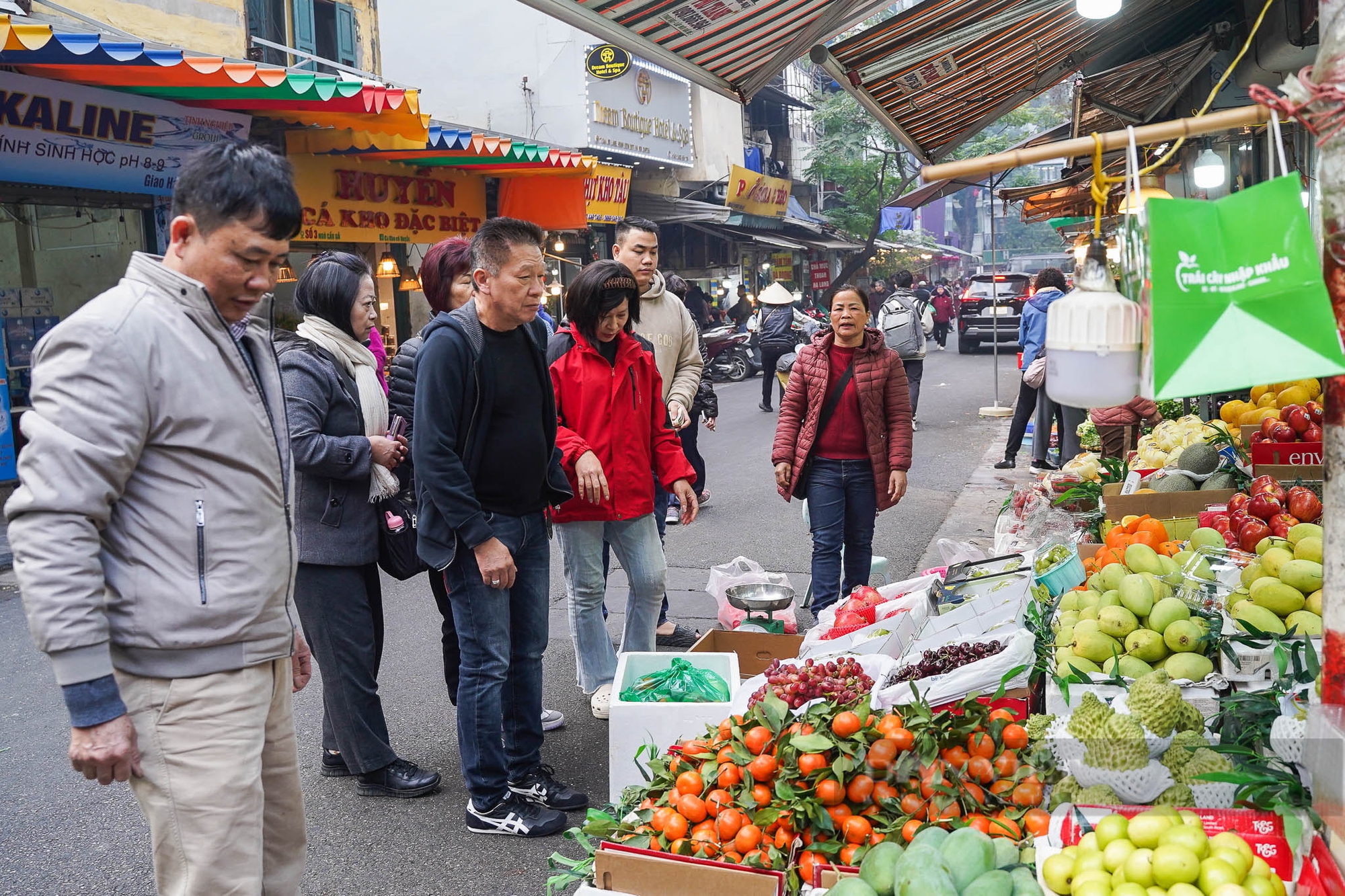 Người Hà Nội chi nửa triệu đồng mua gà ngậm hoa hồng cúng Rằm tháng Chạp ở "chợ nhà giàu" - Ảnh 13.