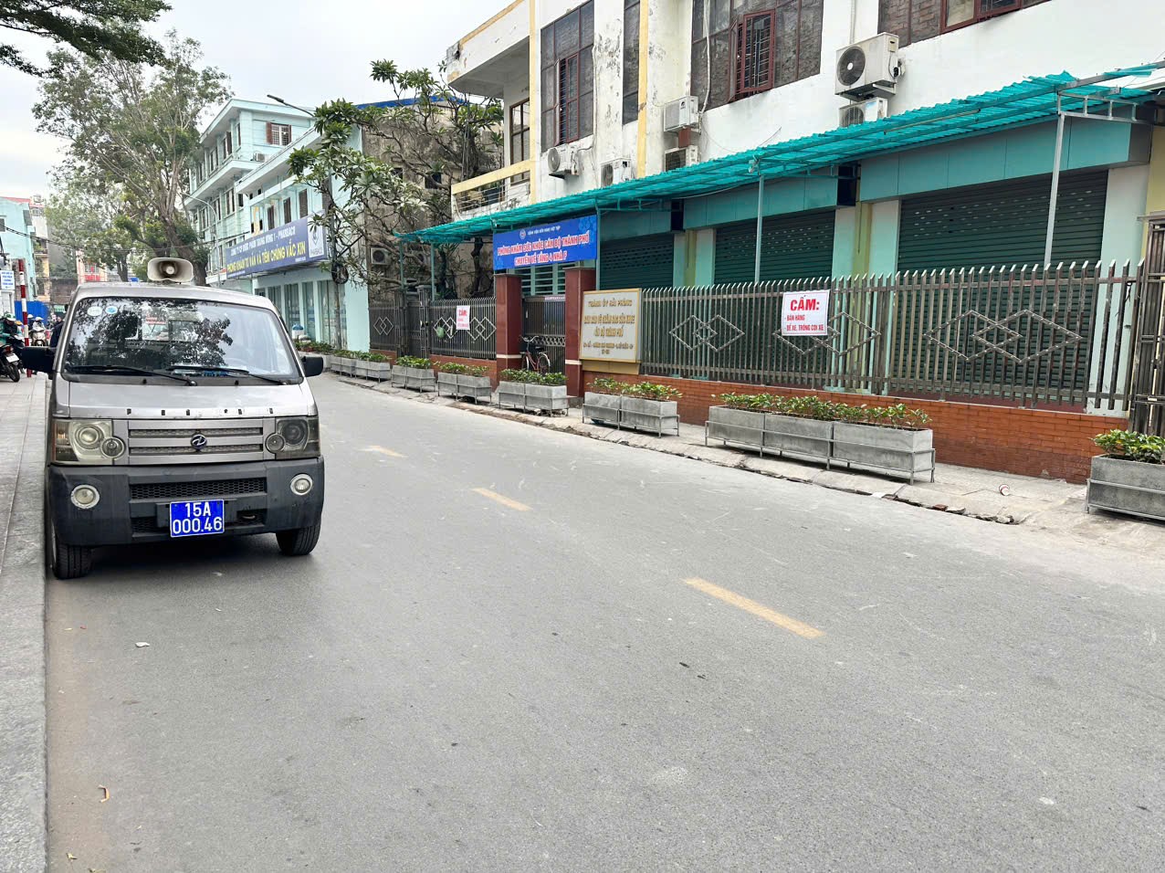 Lòng đường quận Lê Chân (Hải Phòng) biến thành chỗ gửi xe: Chủ tịch quận chỉ đạo dẹp ngay điểm trông xe trái phép- Ảnh 1.