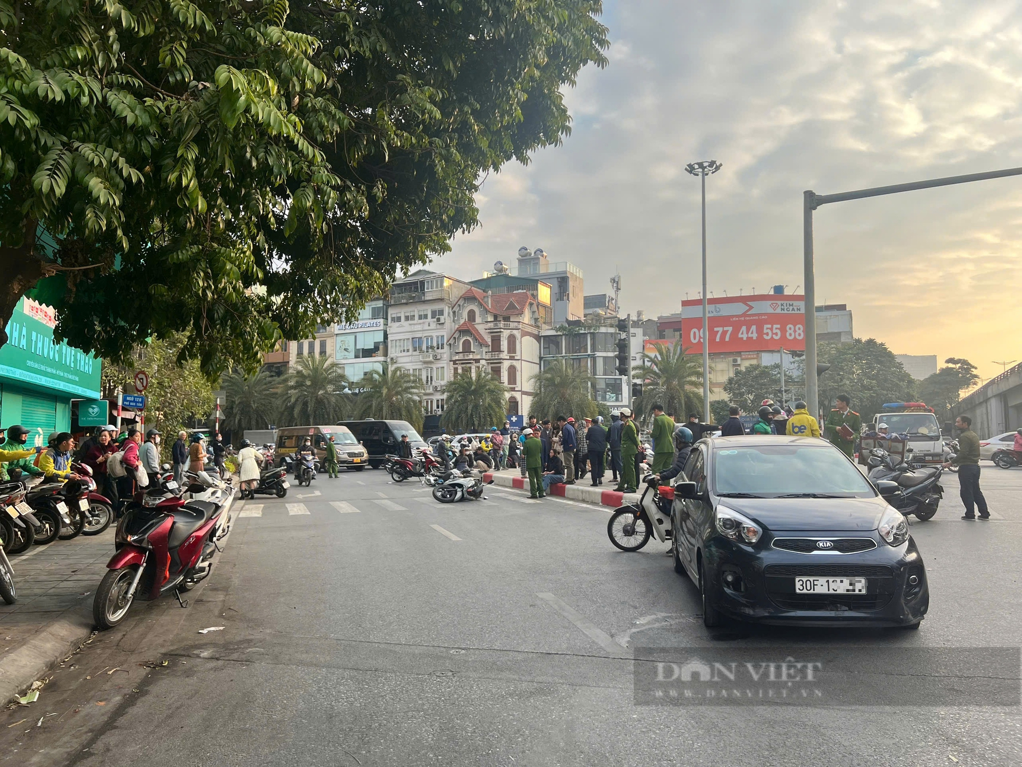 Hà Nội: Xe ô tô tông hàng loạt xe máy ở ngã tư Đào Tấn giao với đường Bưởi- Ảnh 1.