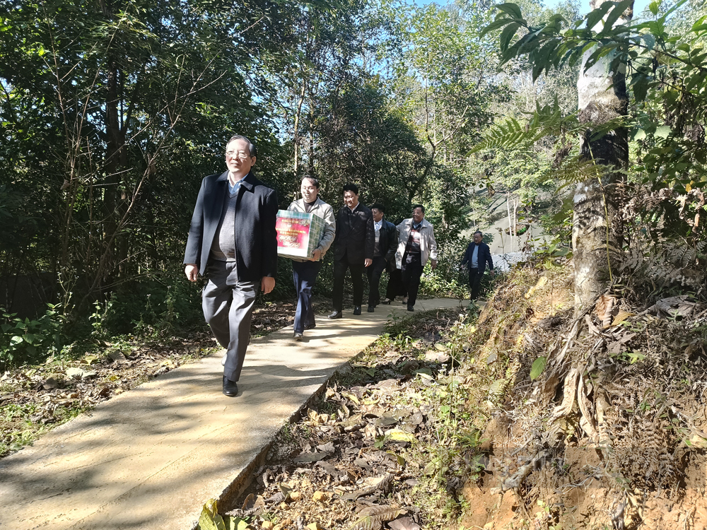 Chủ tịch Hội NDVN Lương Quốc Đoàn vượt núi thăm, tặng quà Tết cho nông dân trồng sâm Lai Châu - Ảnh 2.