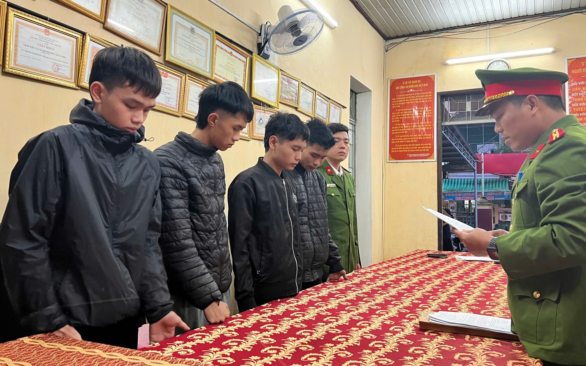Mâu thuẫn từ chuyện mượn ống điếu cày tại quán cà phê Ông Bầu, 1 người bị đâm tử vong - Ảnh 2.