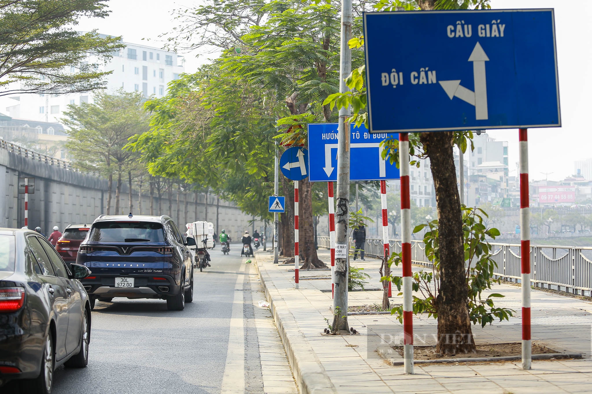 Nhiều biển báo, đèn giao thông ở Hà Nội bị che khuất, gây khó khăn cho người tham gia giao thông - Ảnh 13.