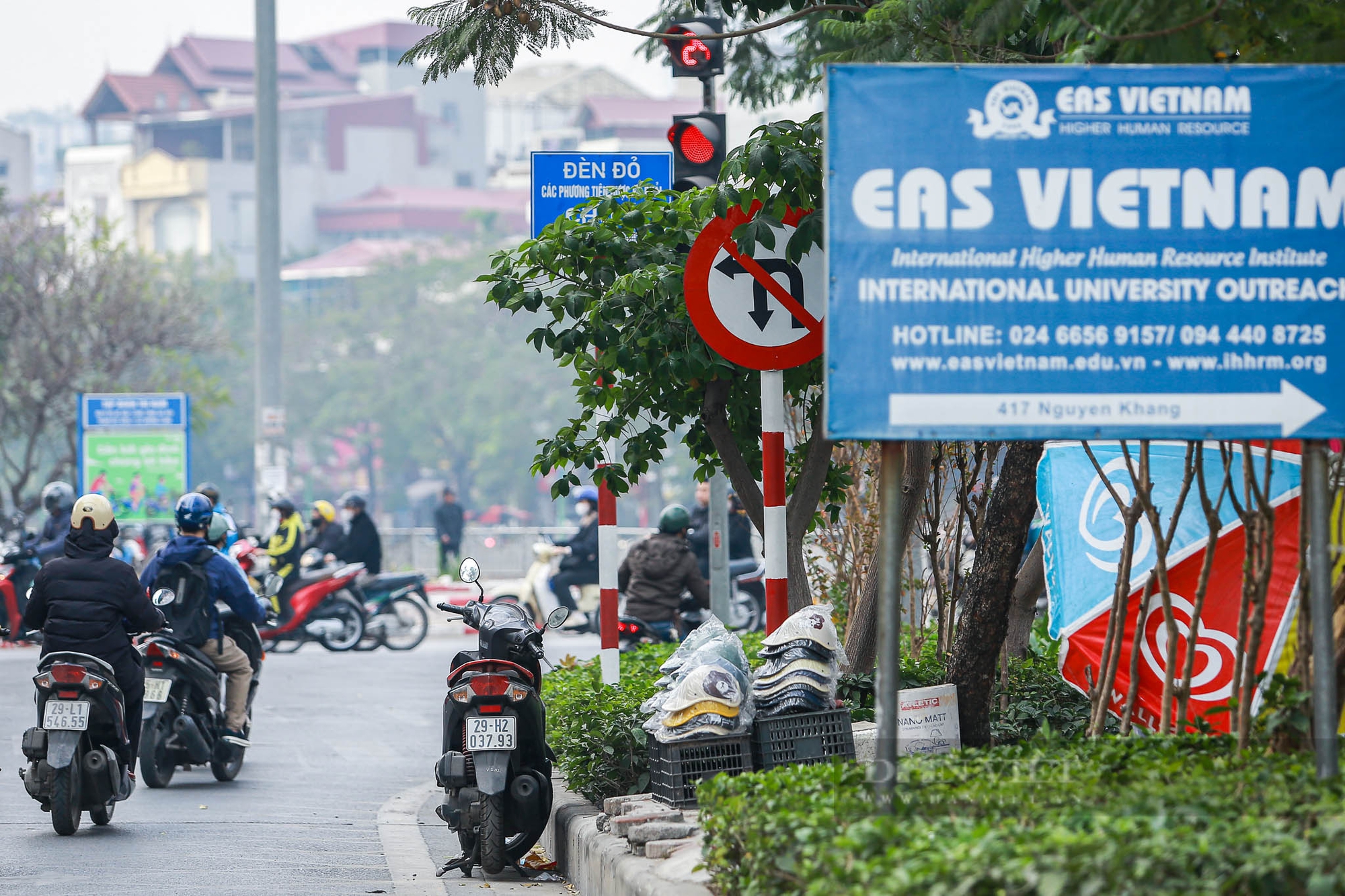 Nhiều biển báo, đèn giao thông ở Hà Nội bị che khuất, gây khó khăn cho người tham gia giao thông - Ảnh 1.