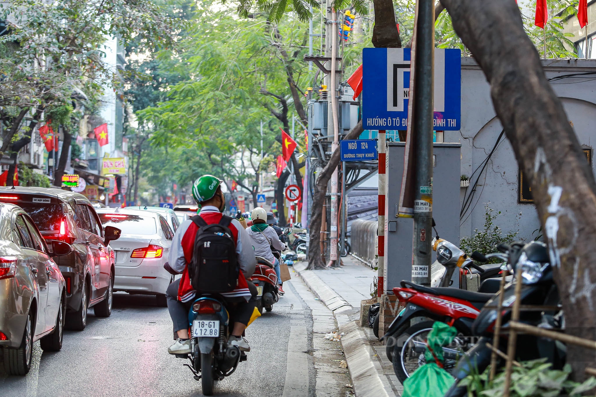 Nhiều biển báo, đèn giao thông ở Hà Nội bị che khuất, gây khó khăn cho người tham gia giao thông - Ảnh 3.