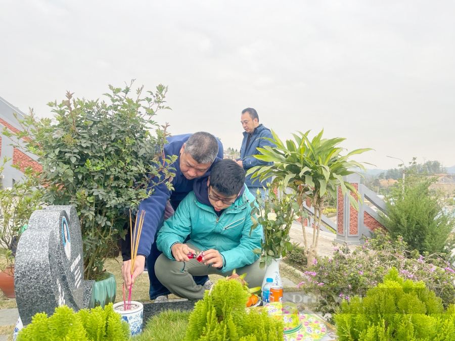 Vượt hàng trăm km, người Hà Nội mang đào quất đi tảo mộ, mời gia tiên về ăn Tết sớm - Ảnh 2.