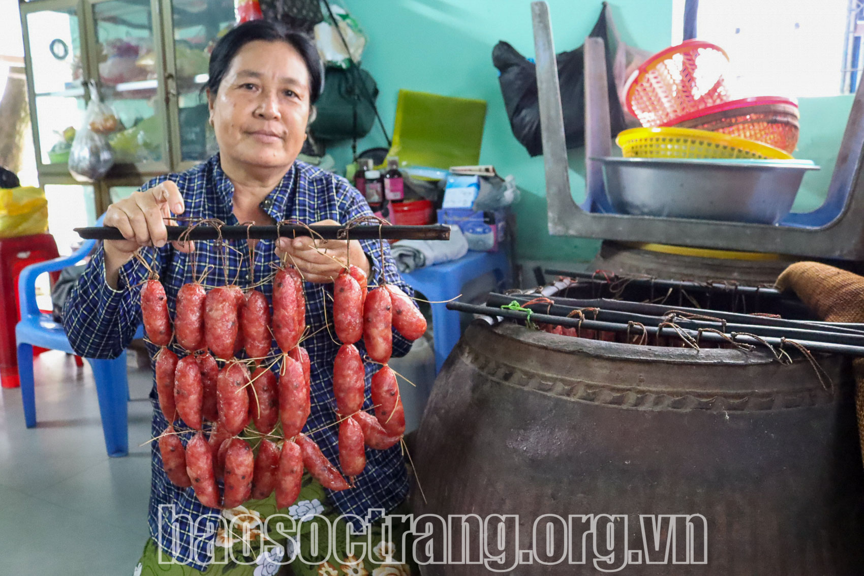 Một làng ở Sóc Trăng, cứ sắp Tết là khách gọi "cháy máy" đặt hàng liên tục khô cá, lạp xưởng - Ảnh 2.