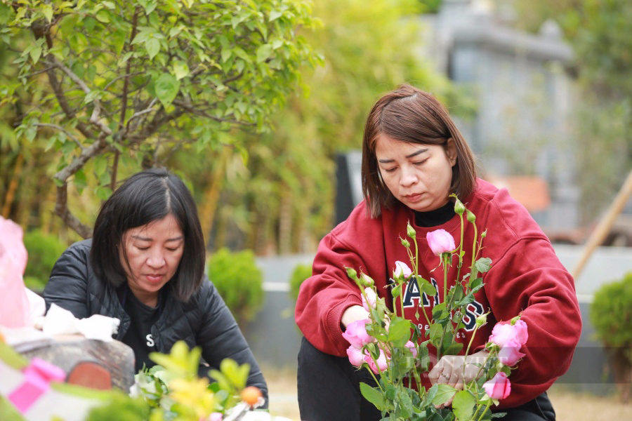 Vượt hàng trăm km, người Hà Nội mang đào quất đi tảo mộ, mời gia tiên về ăn Tết sớm - Ảnh 3.