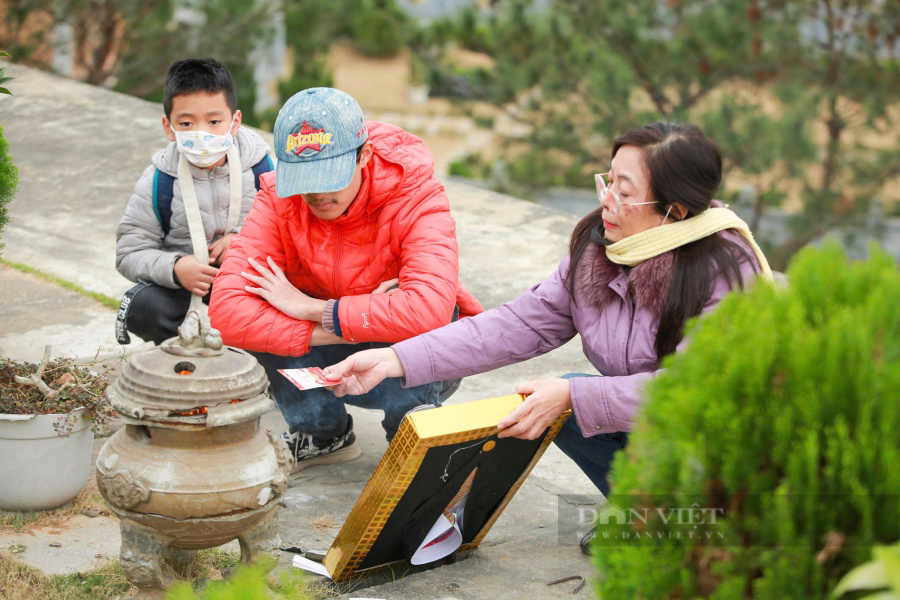 Vượt hàng trăm km, người Hà Nội mang đào quất đi tảo mộ, mời gia tiên về ăn Tết sớm - Ảnh 6.