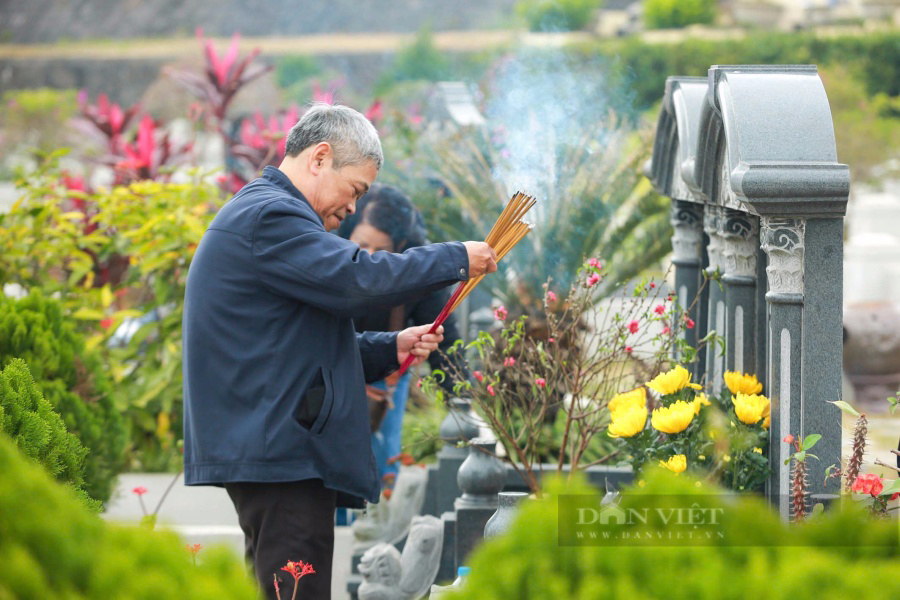 Vượt hàng trăm km, người Hà Nội mang đào quất đi tảo mộ, mời gia tiên về ăn Tết sớm - Ảnh 4.