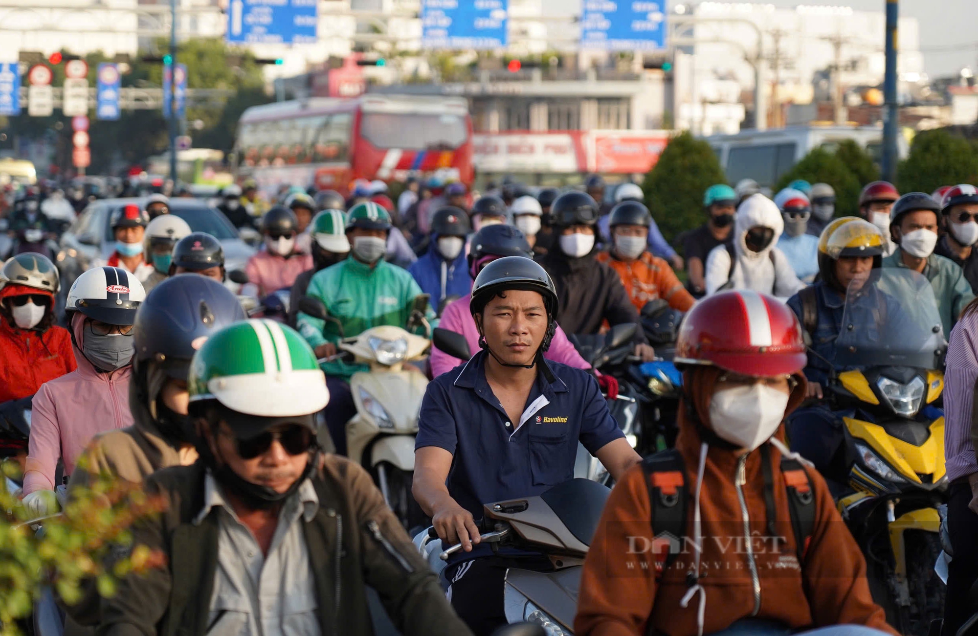 Người dân Hà Nội, TP Hồ Chí Minh chấp hành nghiêm chỉnh Nghị định 168 - Ảnh 17.