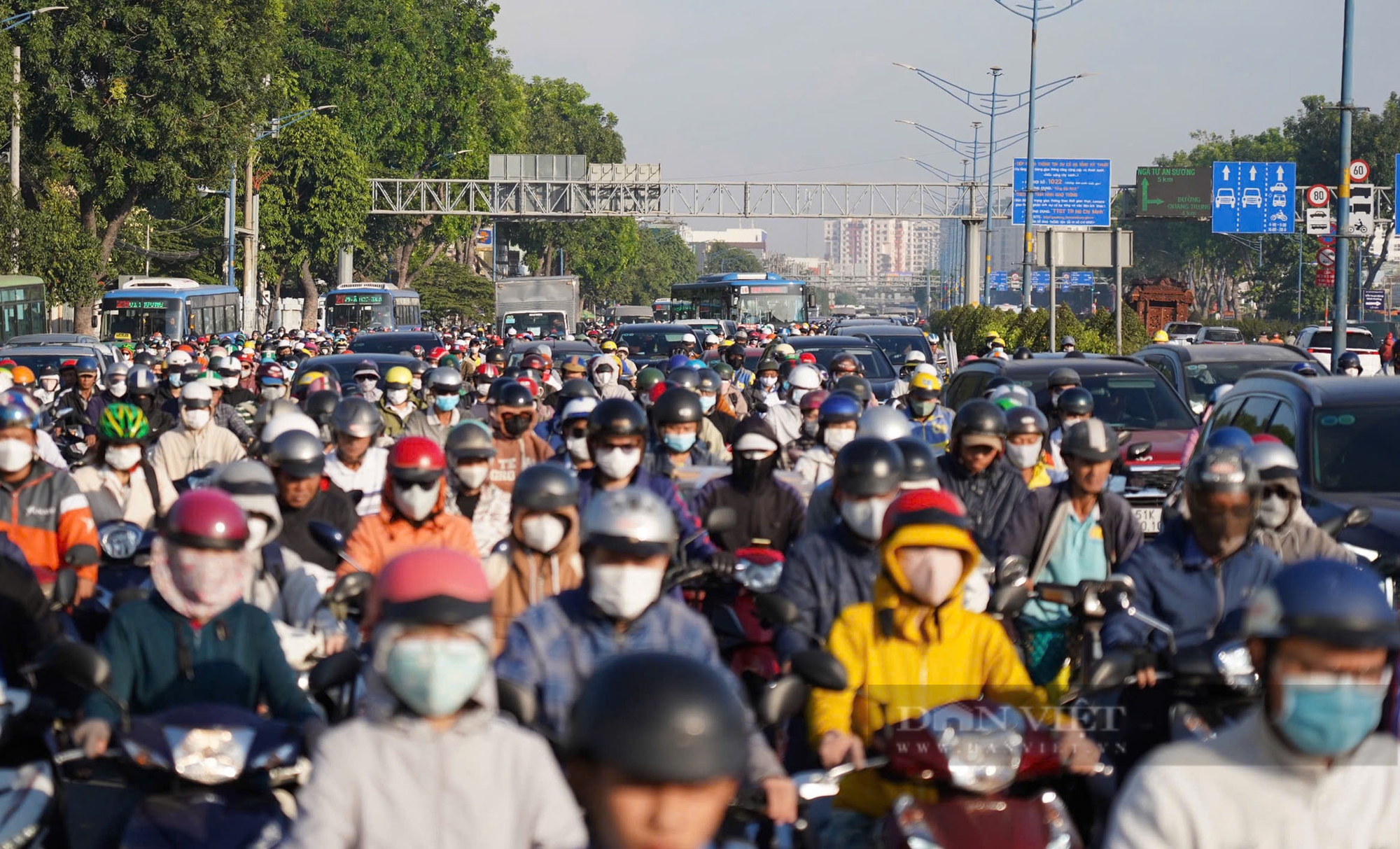 Người dân Hà Nội, TP Hồ Chí Minh chấp hành nghiêm chỉnh Nghị định 168 - Ảnh 16.