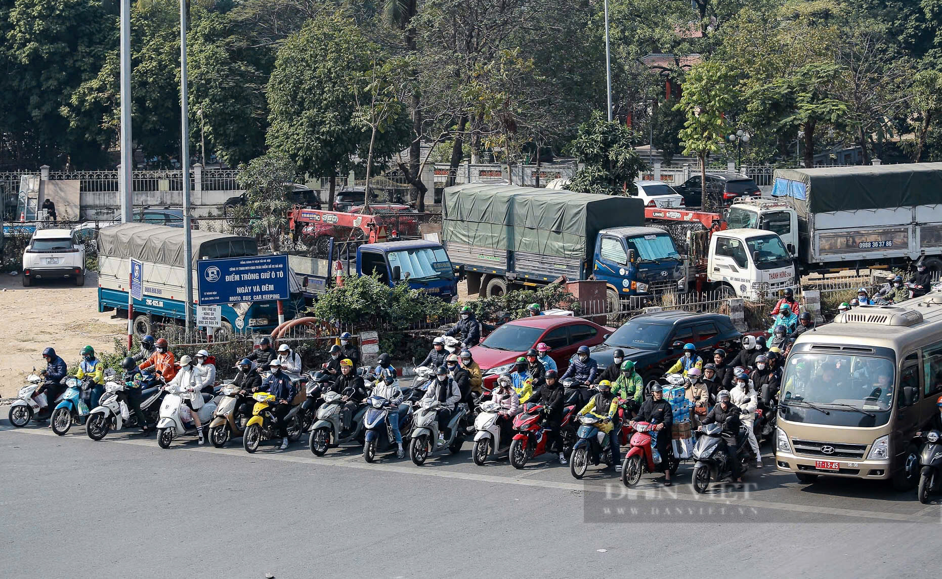 Người dân Hà Nội, TP Hồ Chí Minh chấp hành nghiêm chỉnh Nghị định 168 - Ảnh 10.