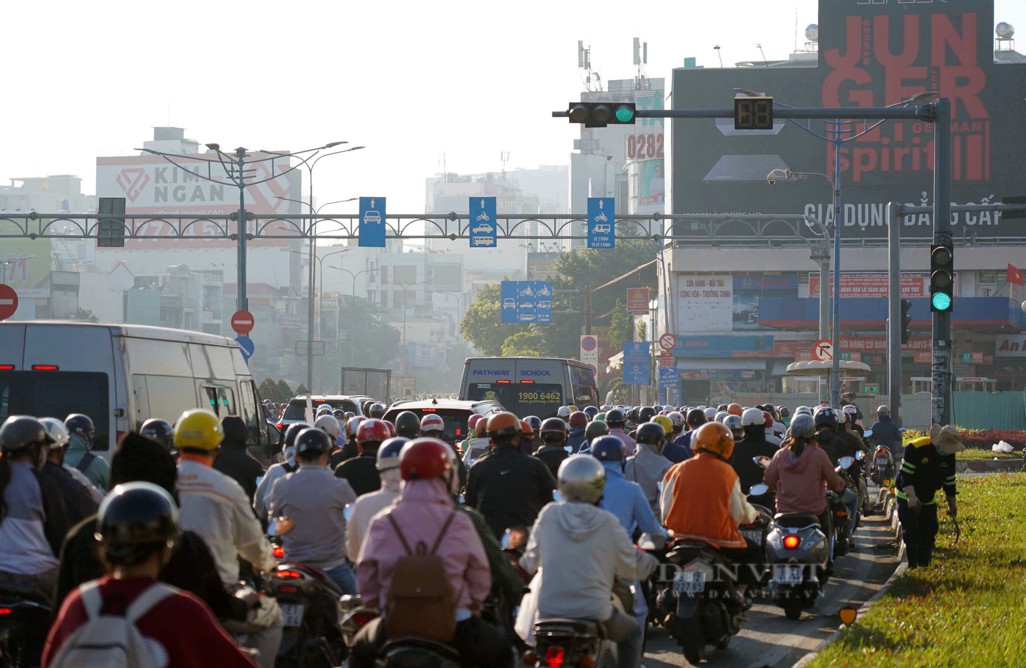 Người dân Hà Nội, TP Hồ Chí Minh chấp hành nghiêm chỉnh Nghị định 168 - Ảnh 18.