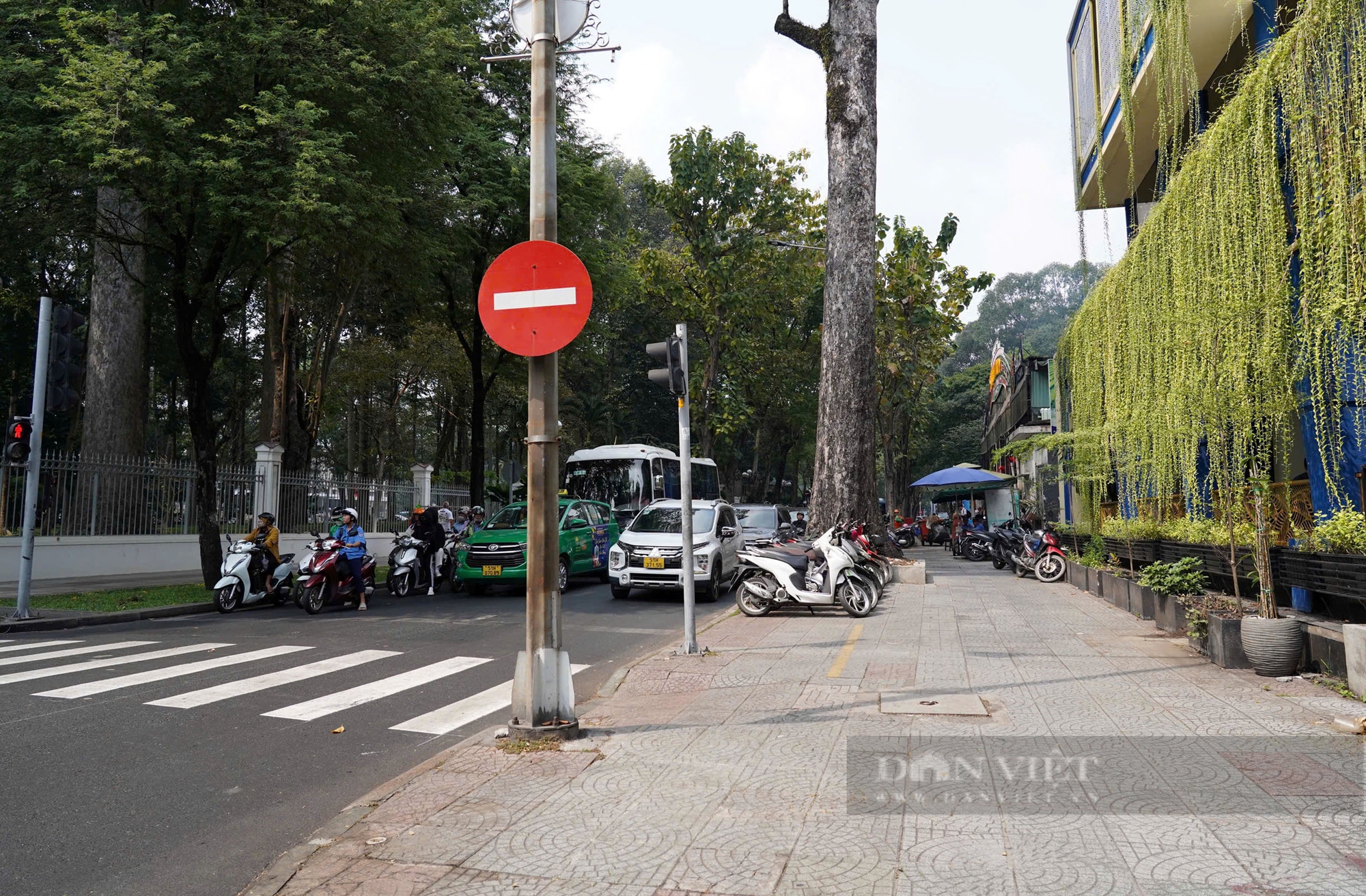 Người dân Hà Nội, TP Hồ Chí Minh chấp hành nghiêm chỉnh Nghị định 168 - Ảnh 21.