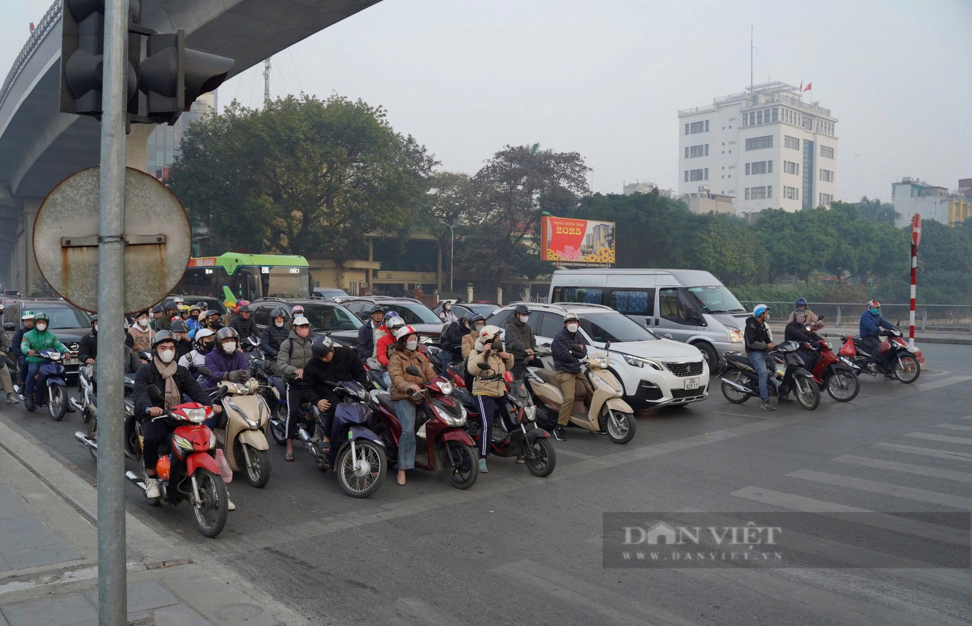 Người dân Hà Nội, TP Hồ Chí Minh chấp hành nghiêm chỉnh Nghị định 168 - Ảnh 8.