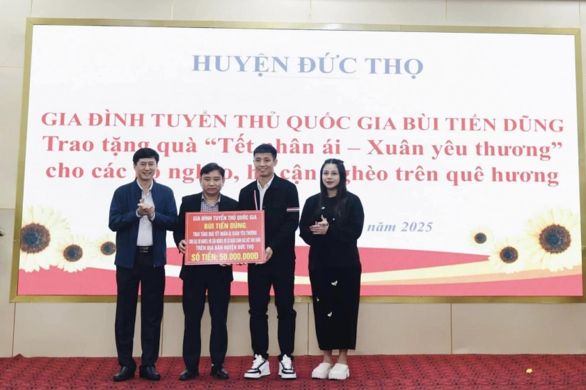 Trung vệ Bùi Tiến Dũng được quê nhà vinh danh - Ảnh 2.