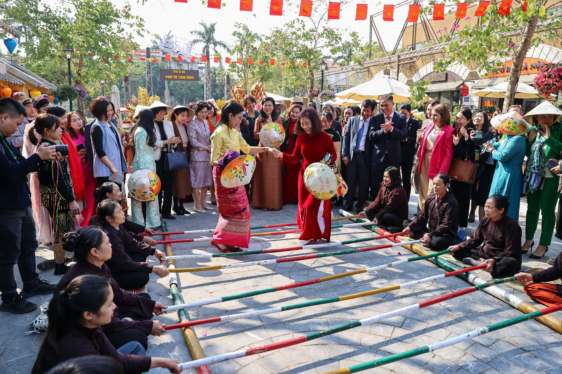 Phu nhân Tổng Bí thư dự Chương trình ngoại giao văn hóa "Bản hòa ca Tết Việt" - Ảnh 3.